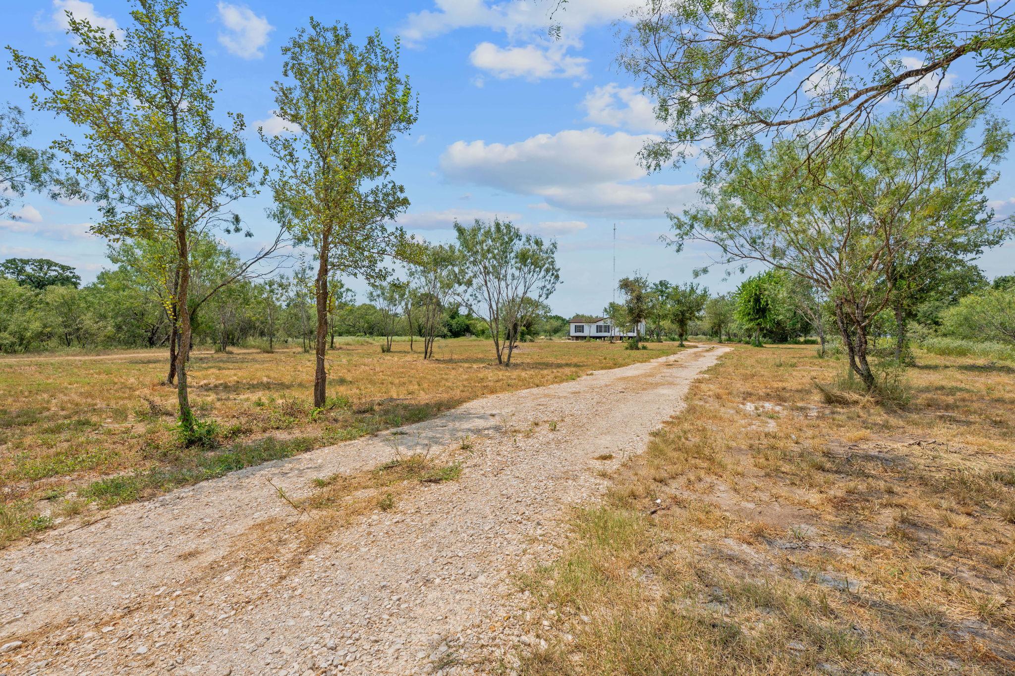 1375 Plant Rd, Luling, TX 78648