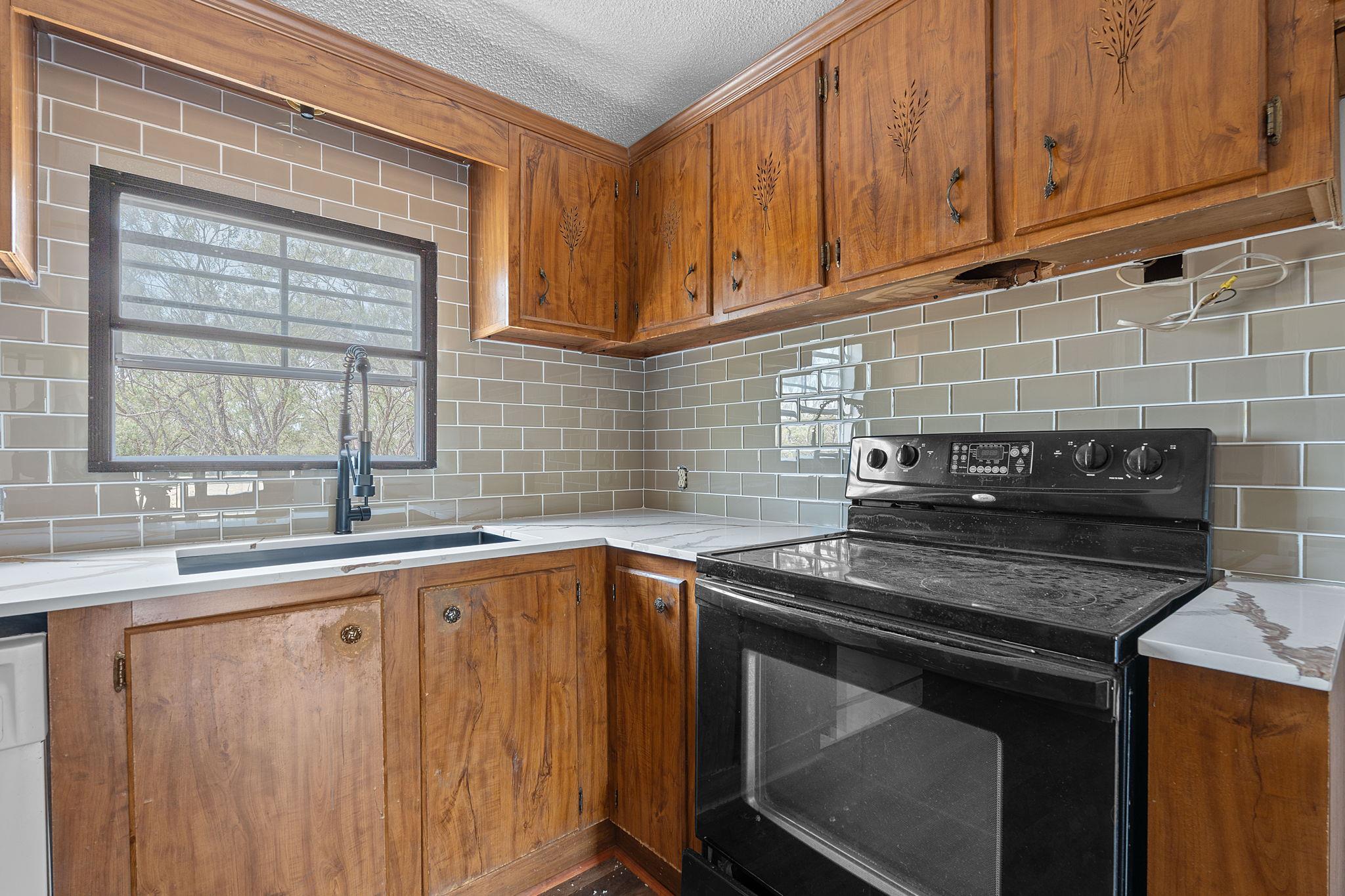 1375 Plant Rd, Luling, TX 78648