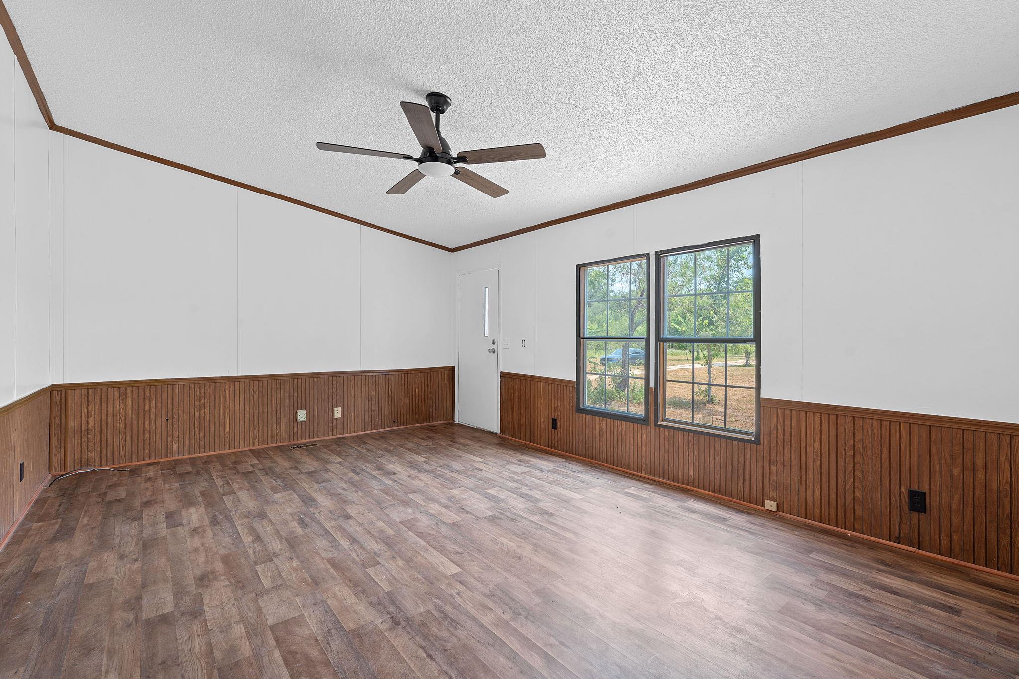 1375 Plant Rd, Luling, TX 78648