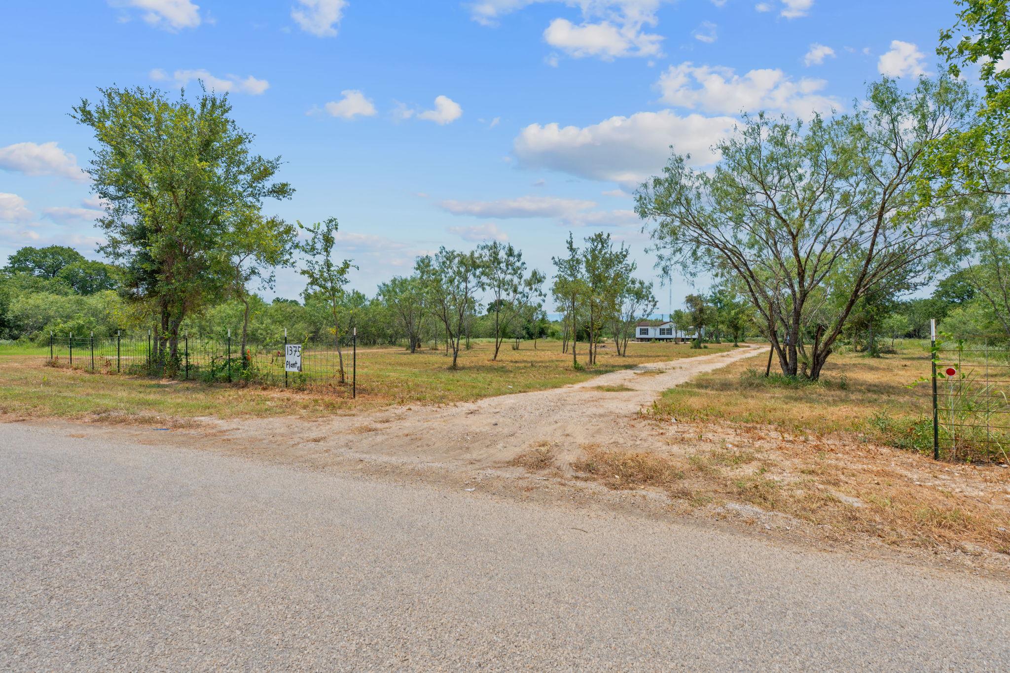 1375 Plant Rd, Luling, TX 78648