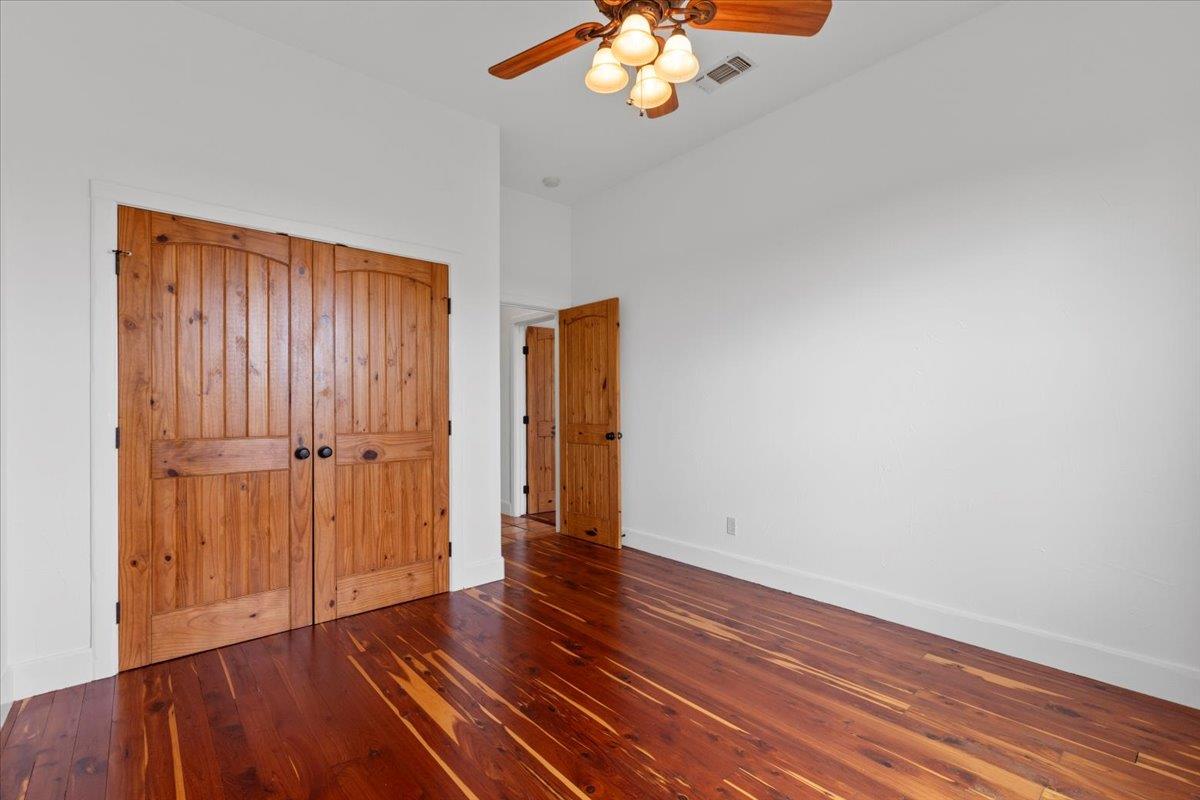 189 Sandy Creek Ranch Dr, Smithville, TX 78957