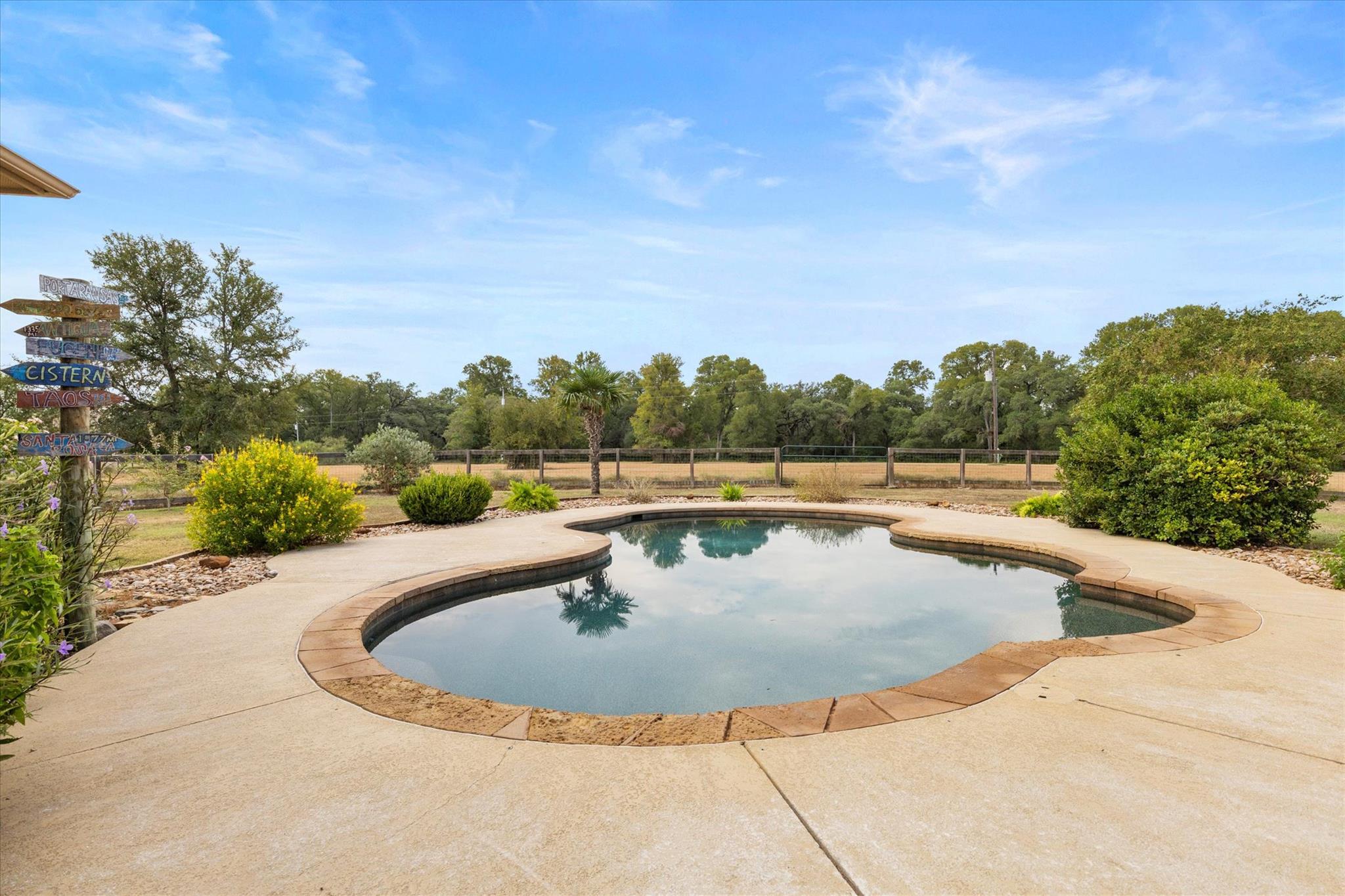 189 Sandy Creek Ranch Dr, Smithville, TX 78957