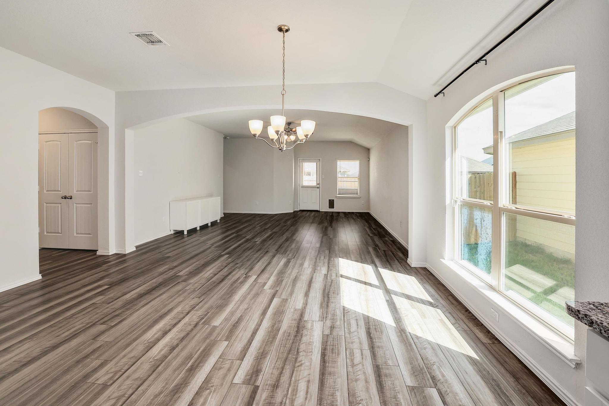 1828 T H Johnson Dr, Taylor, TX 76574