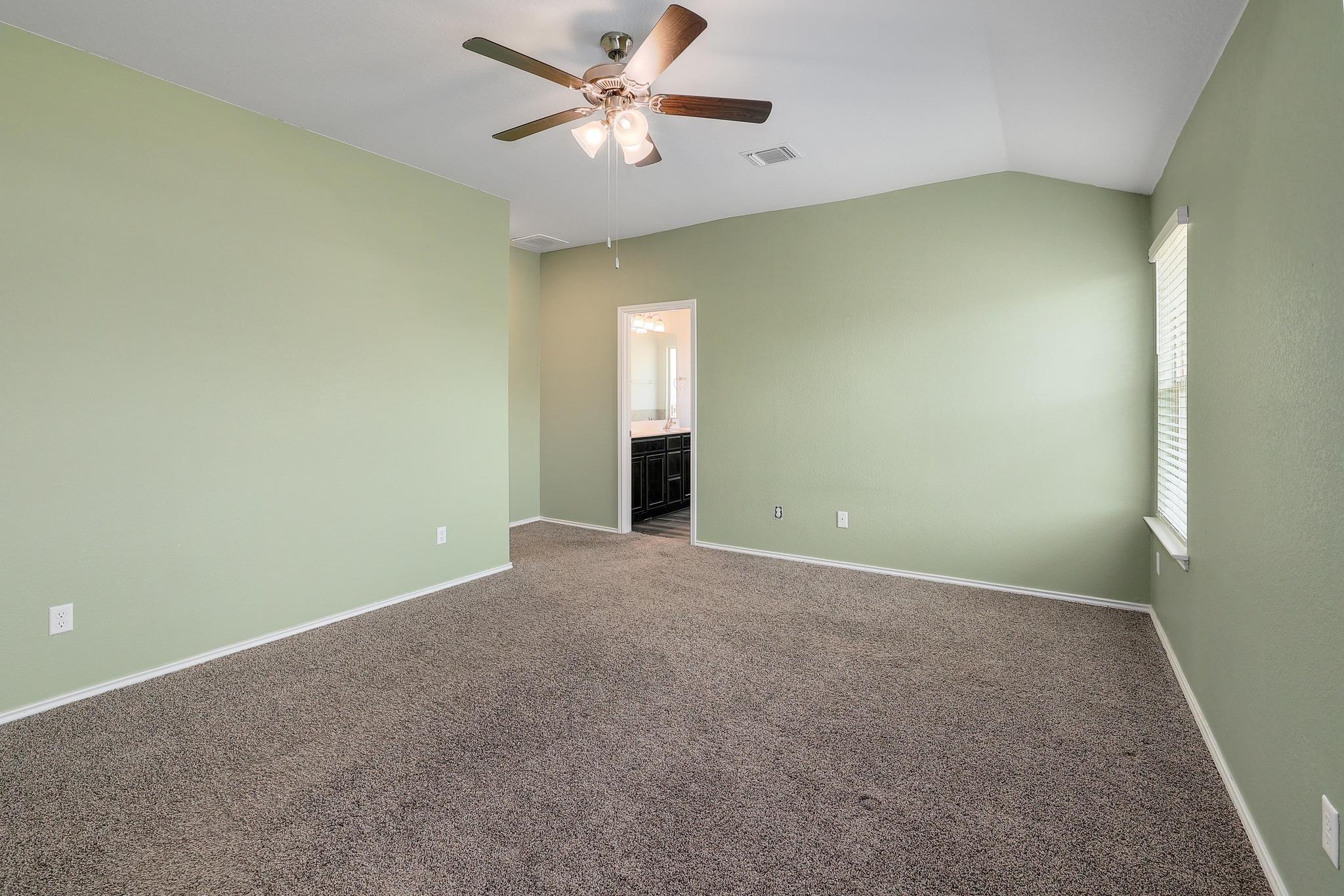 1828 T H Johnson Dr, Taylor, TX 76574