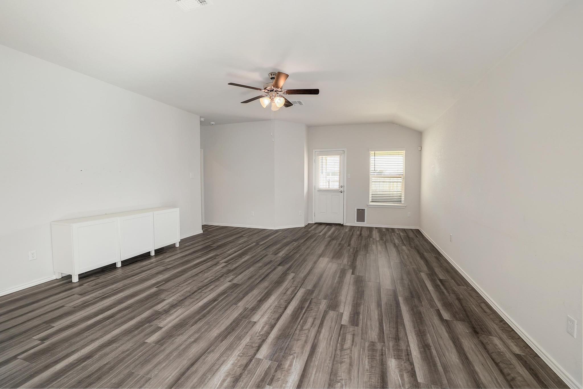 1828 T H Johnson Dr, Taylor, TX 76574