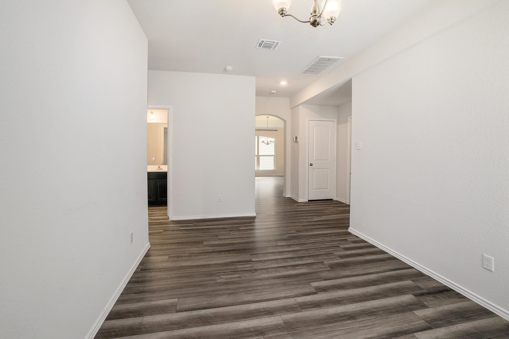 1828 T H Johnson Dr, Taylor, TX 76574