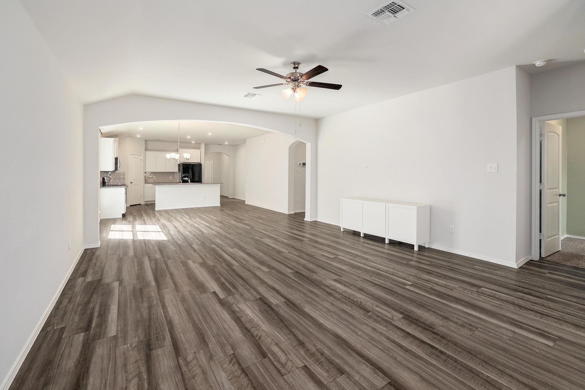 1828 T H Johnson Dr, Taylor, TX 76574