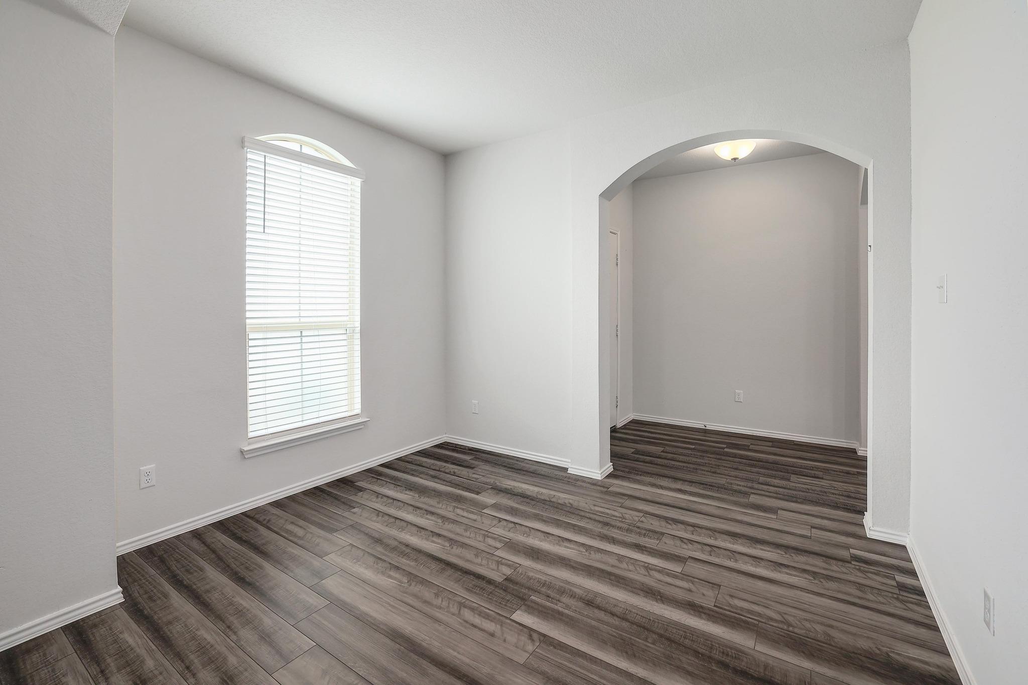 1828 T H Johnson Dr, Taylor, TX 76574