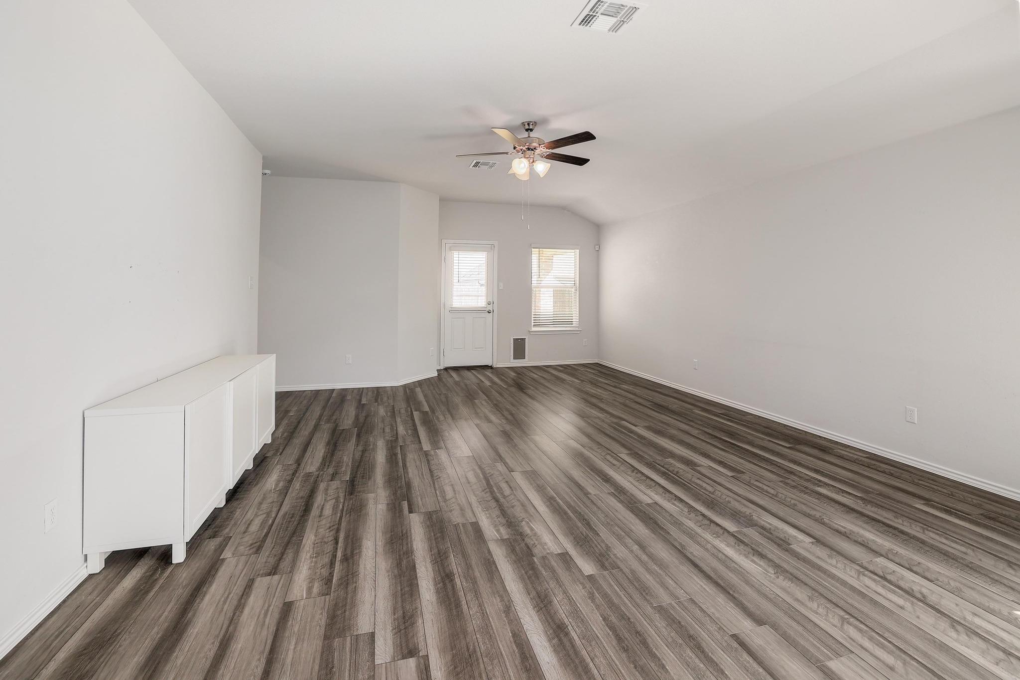 1828 T H Johnson Dr, Taylor, TX 76574