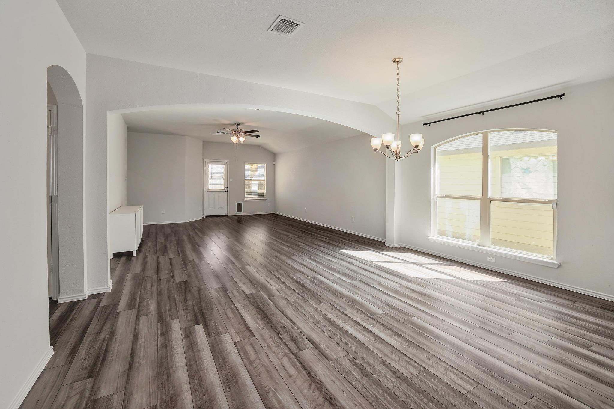 1828 T H Johnson Dr, Taylor, TX 76574