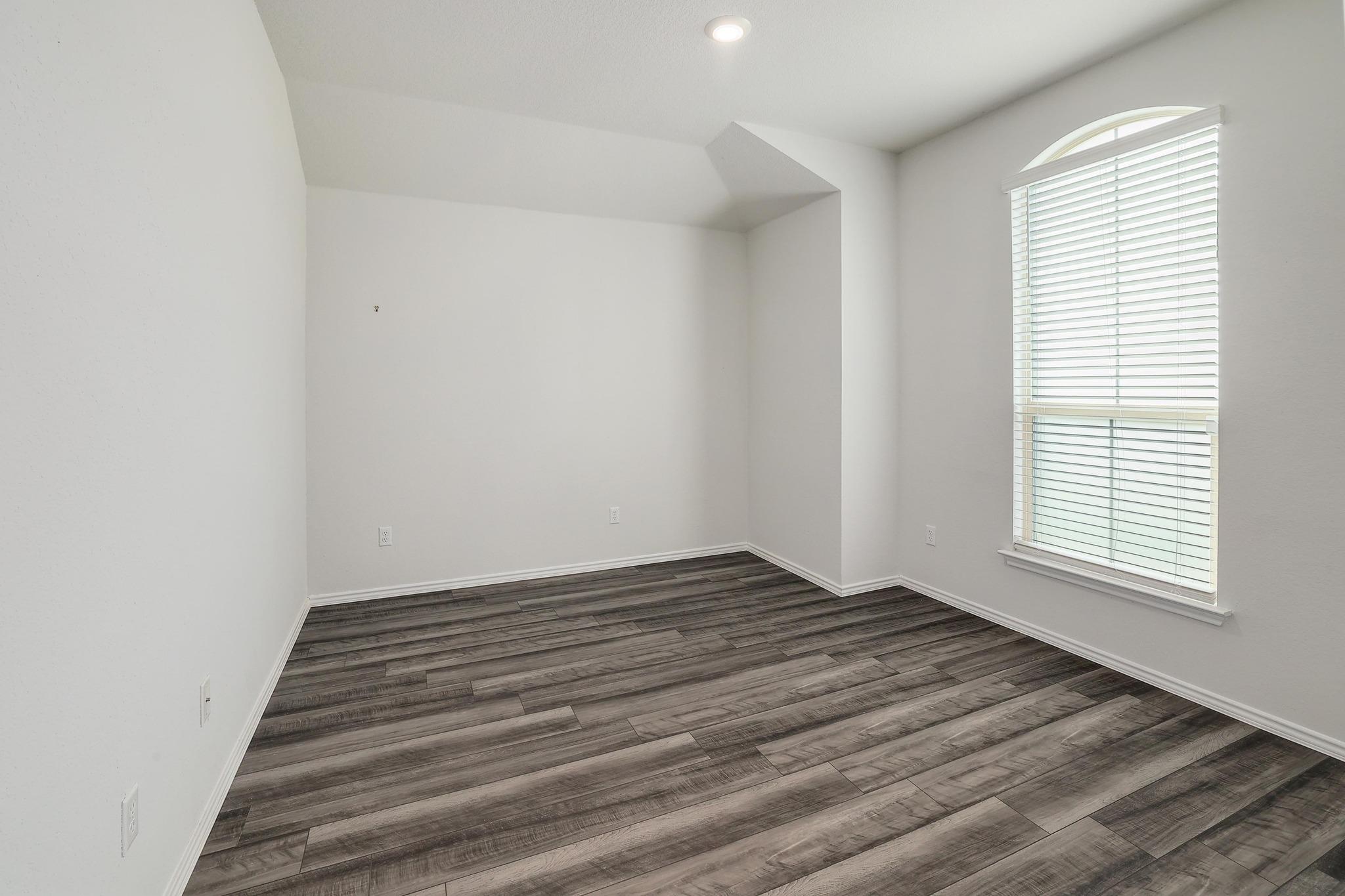 1828 T H Johnson Dr, Taylor, TX 76574