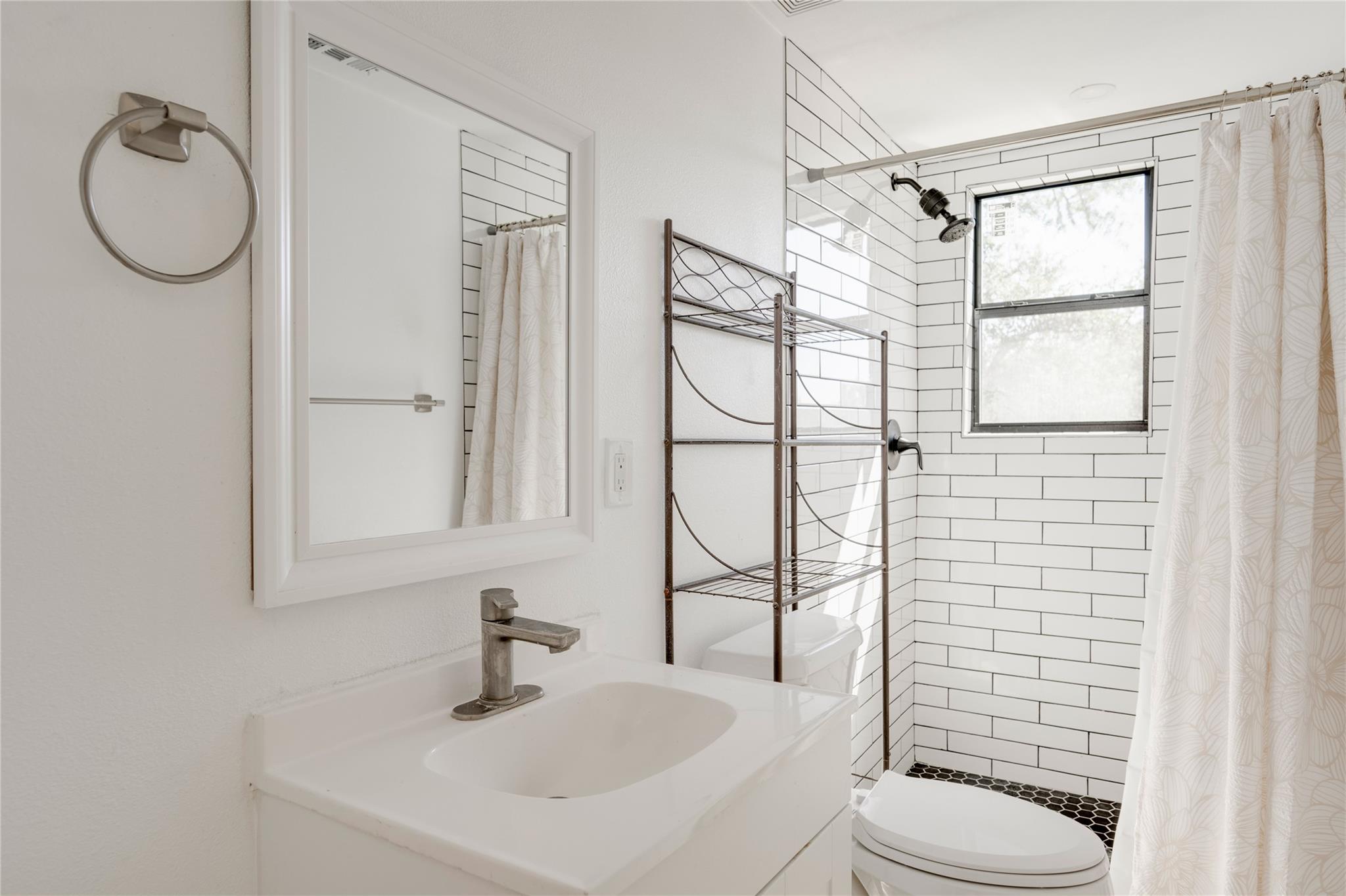 1217 Lost Oak Trl, Johnson City, TX 78636