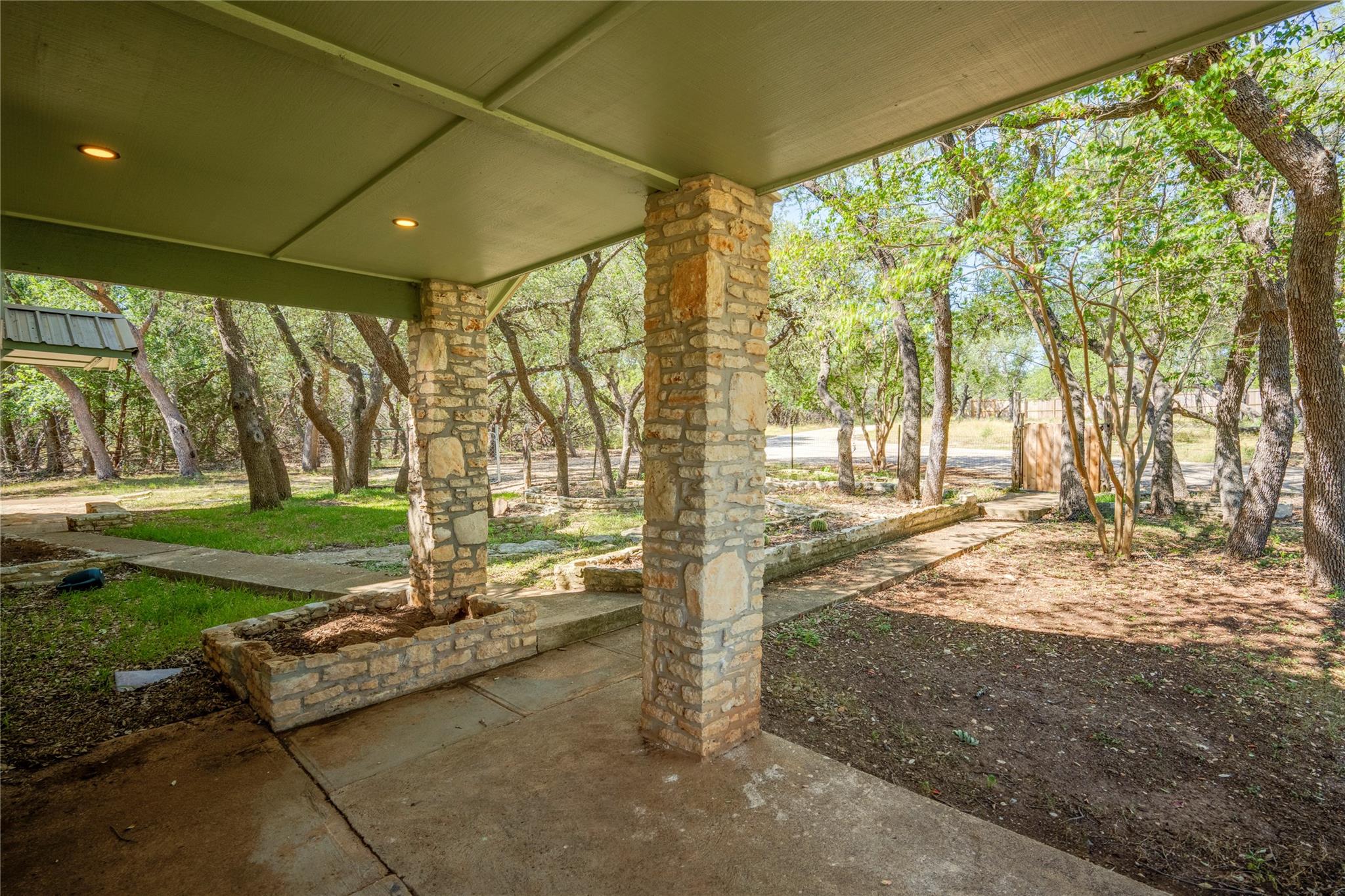 1217 Lost Oak Trl, Johnson City, TX 78636