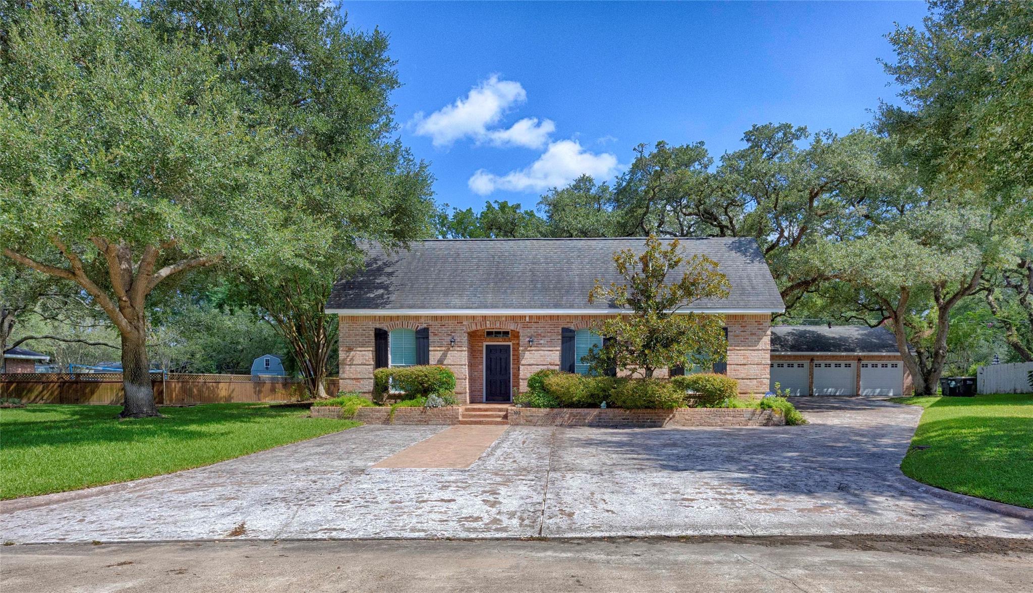 102 Creek Bend Ln, Columbus, TX 78934