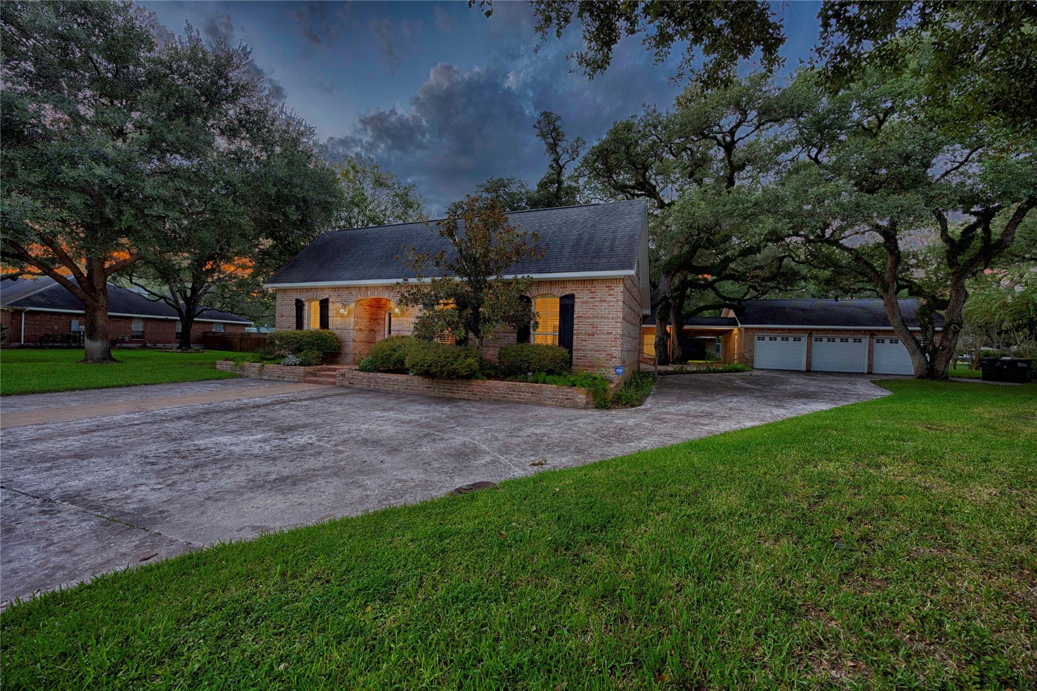 102 Creek Bend Ln, Columbus, TX 78934