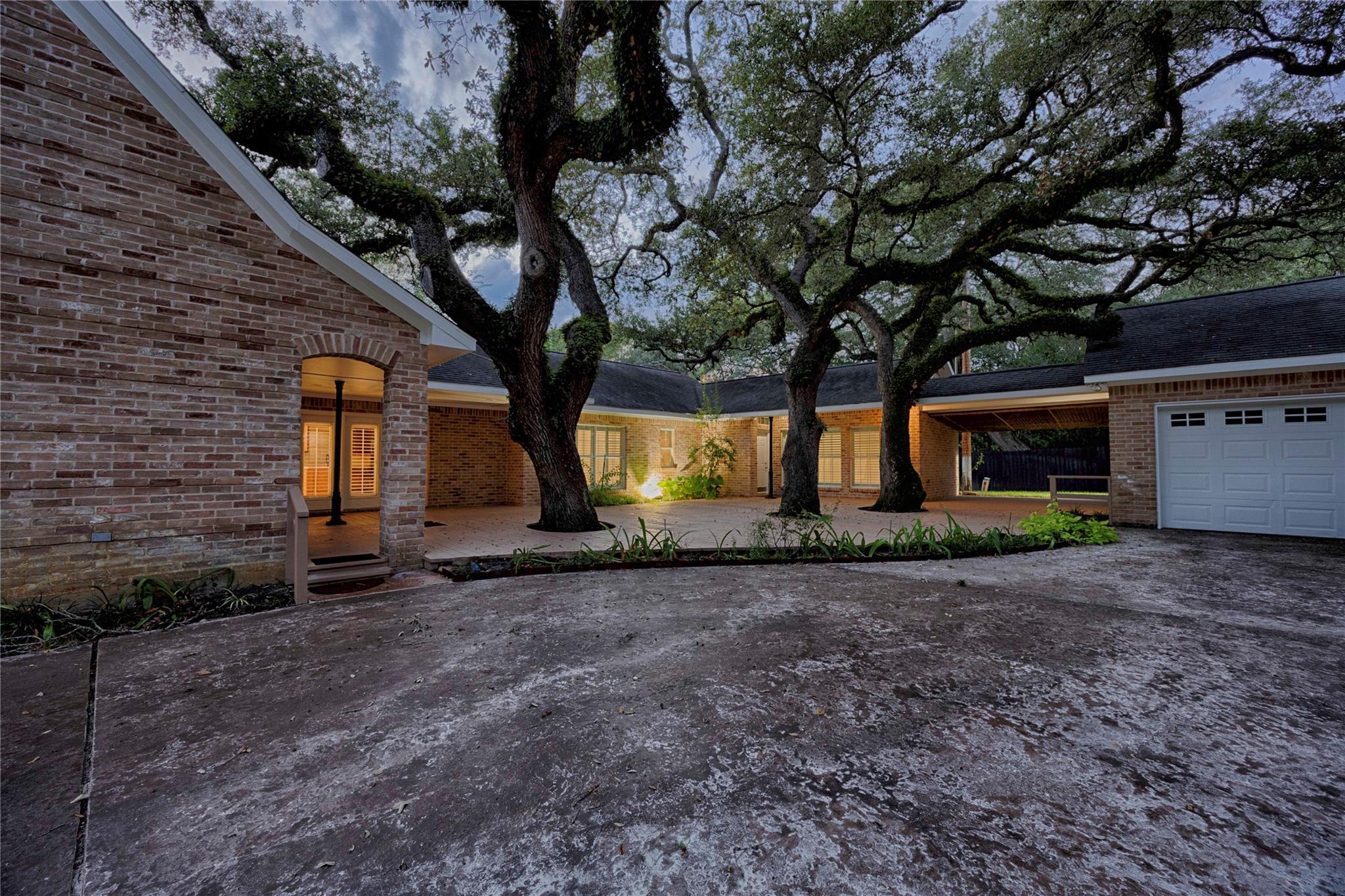 102 Creek Bend Ln, Columbus, TX 78934