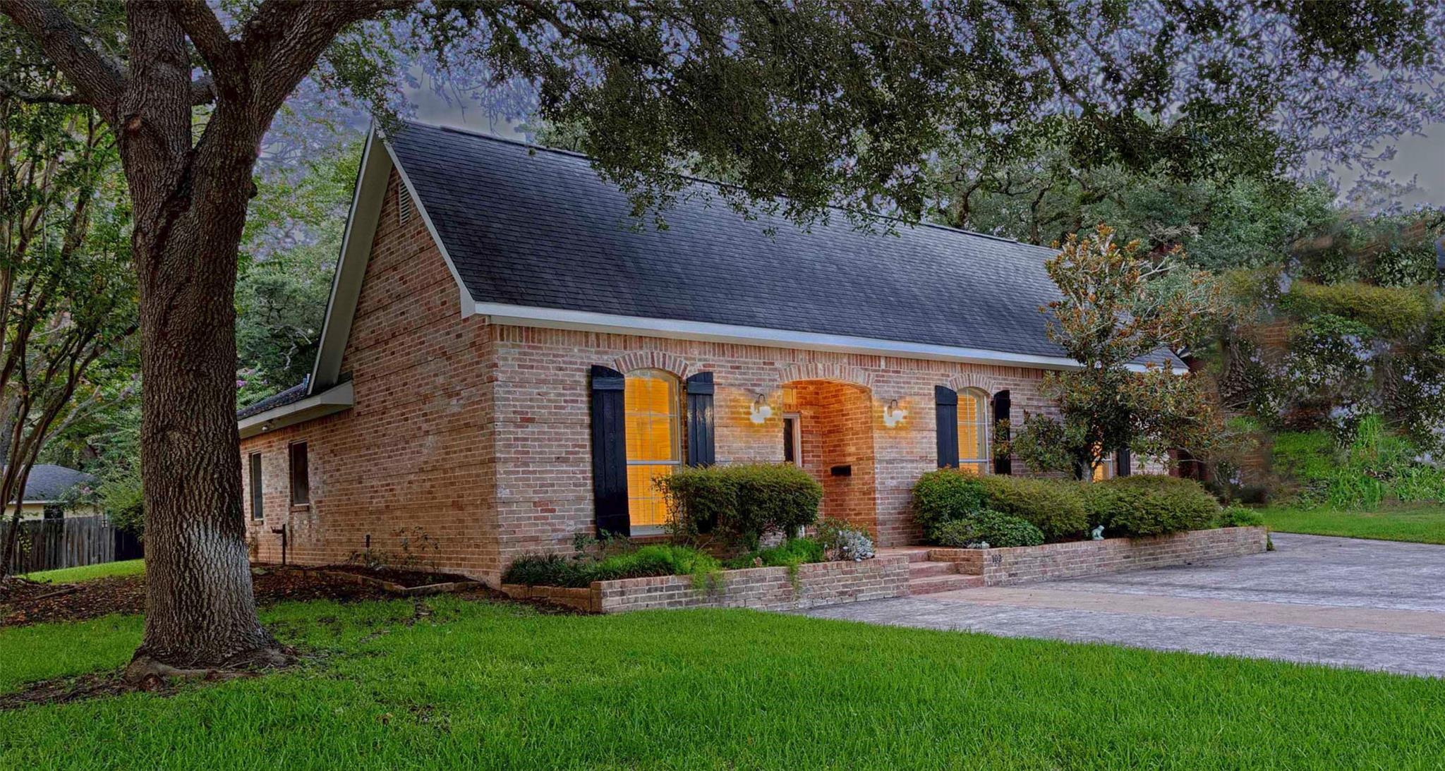 102 Creek Bend Ln, Columbus, TX 78934