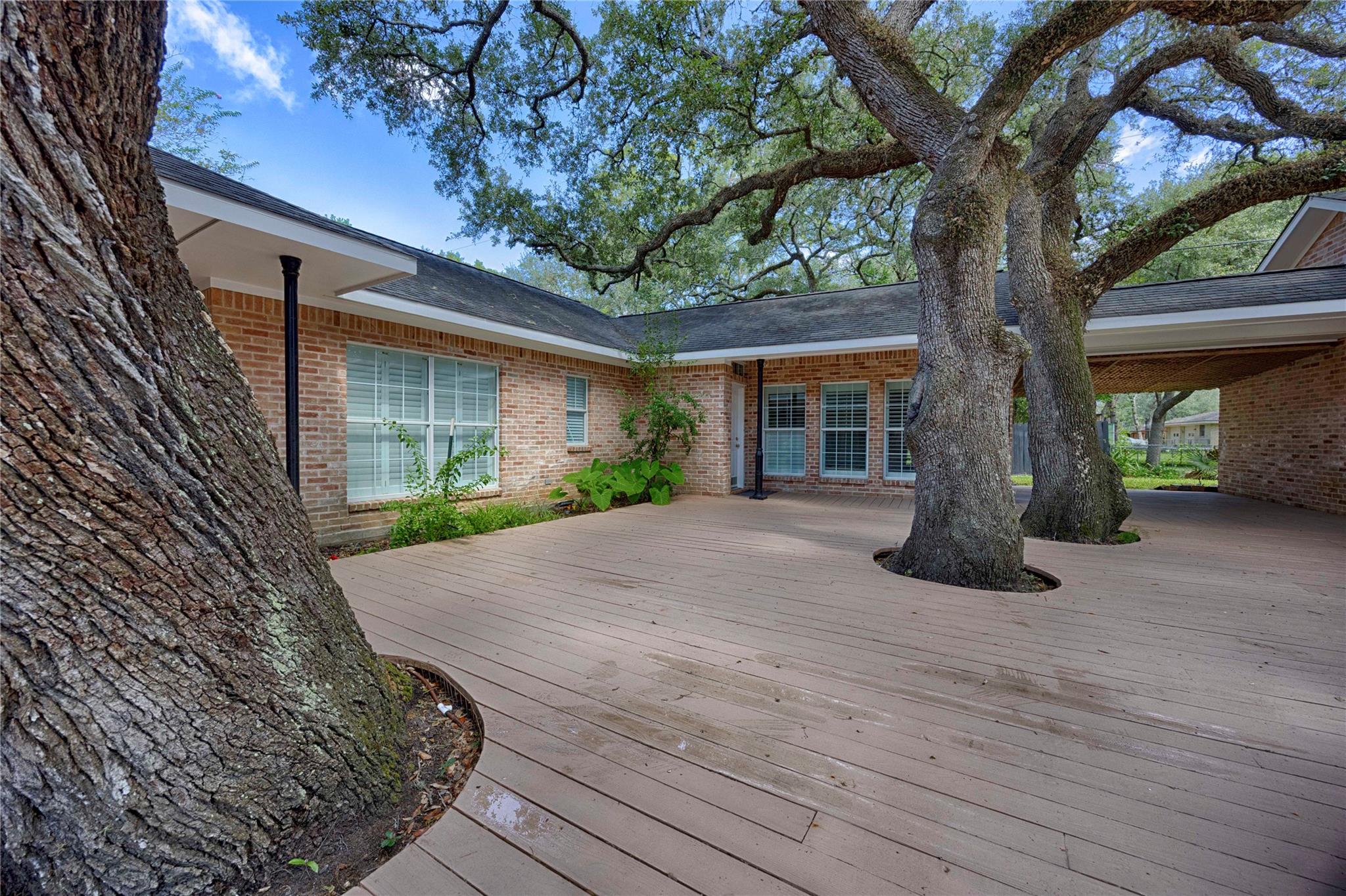 102 Creek Bend Ln, Columbus, TX 78934