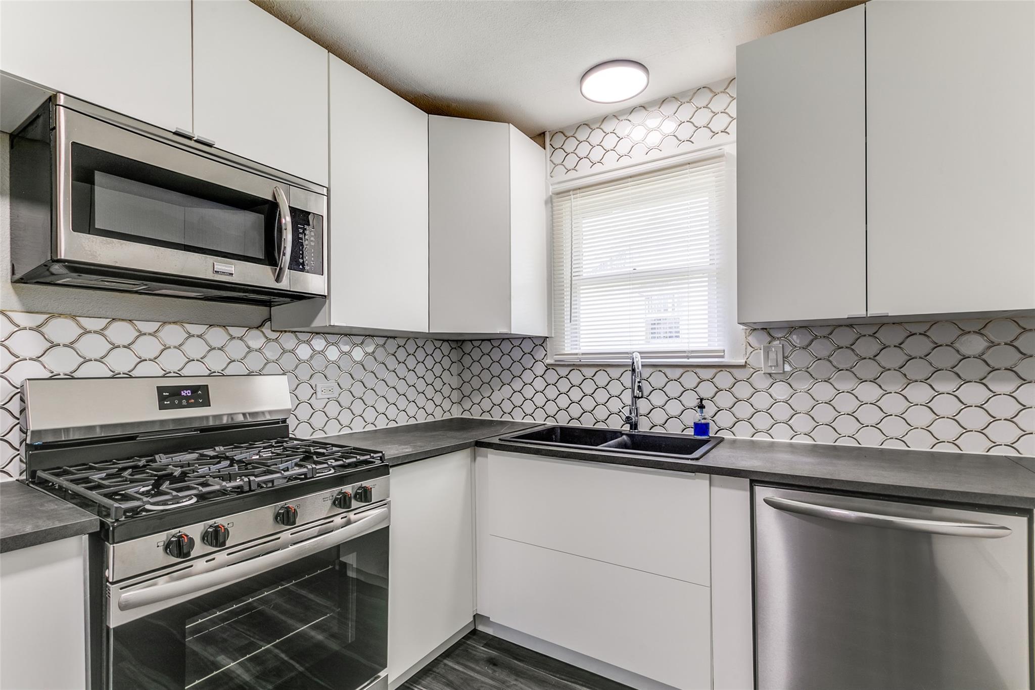 2447 E Houston St, San Antonio, TX 78202