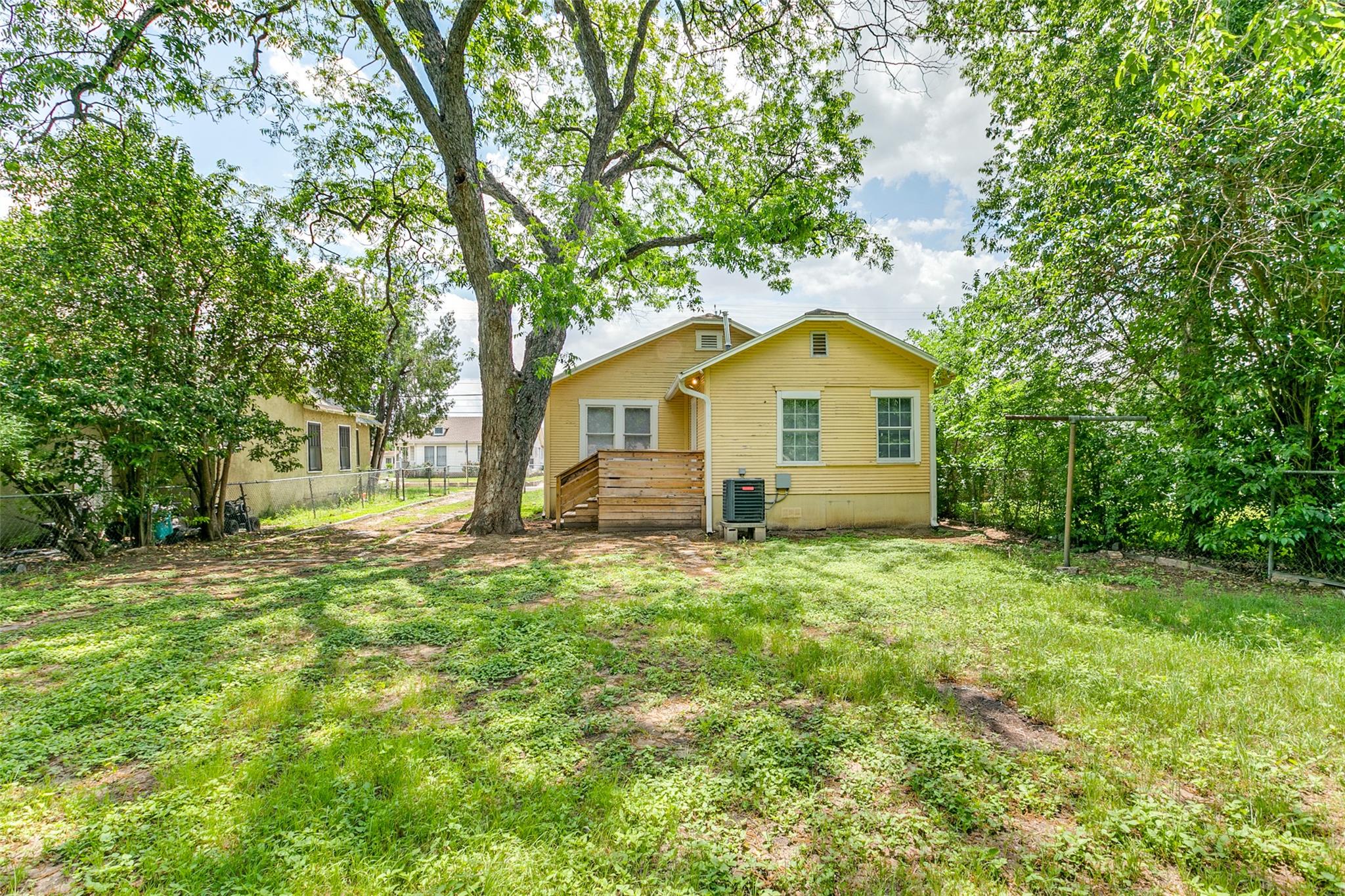 2447 E Houston St, San Antonio, TX 78202