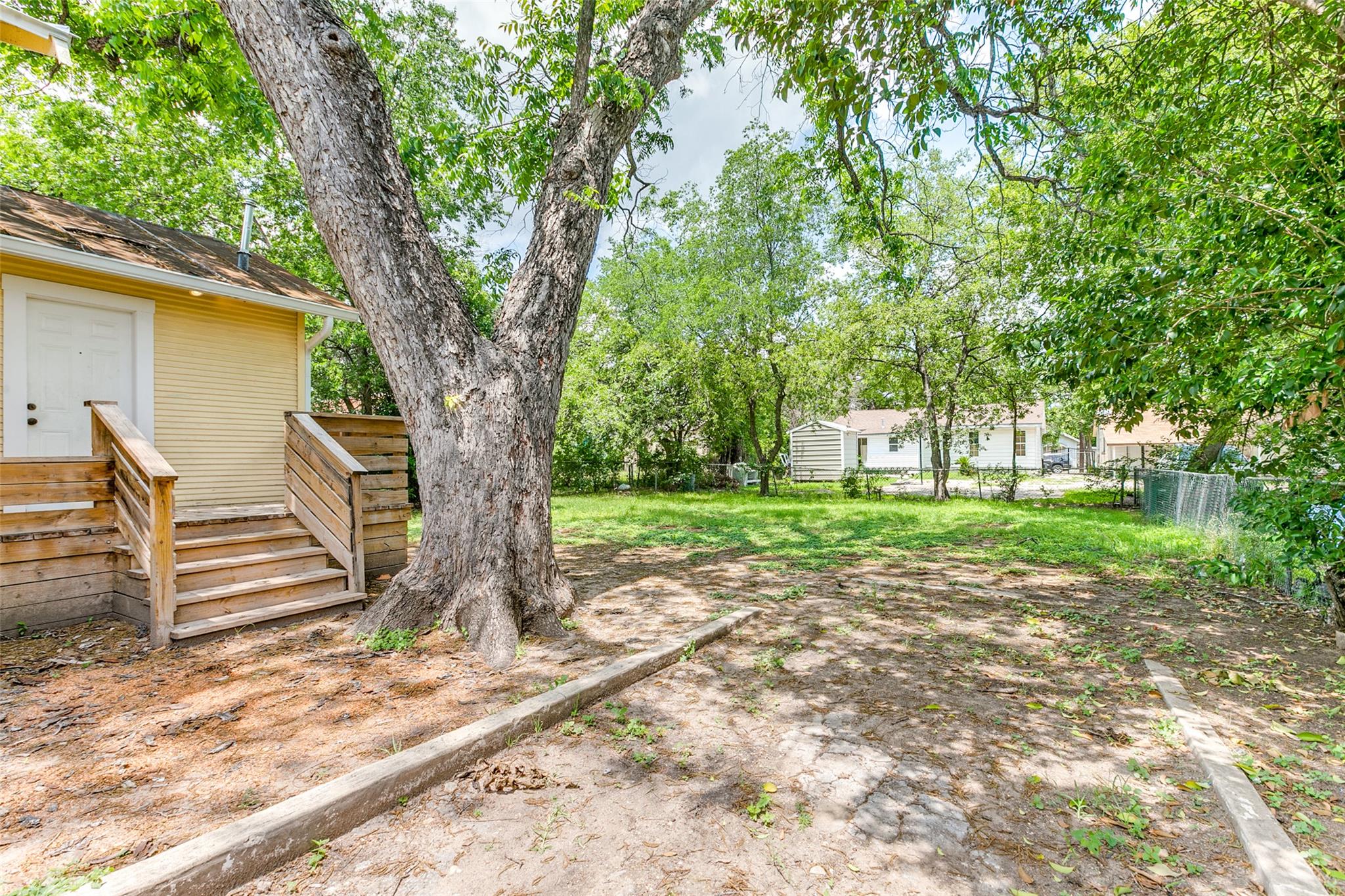 2447 E Houston St, San Antonio, TX 78202