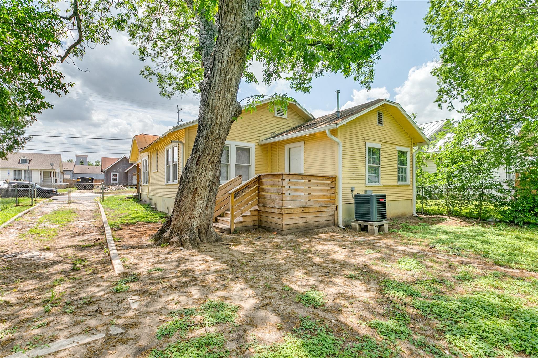 2447 E Houston St, San Antonio, TX 78202