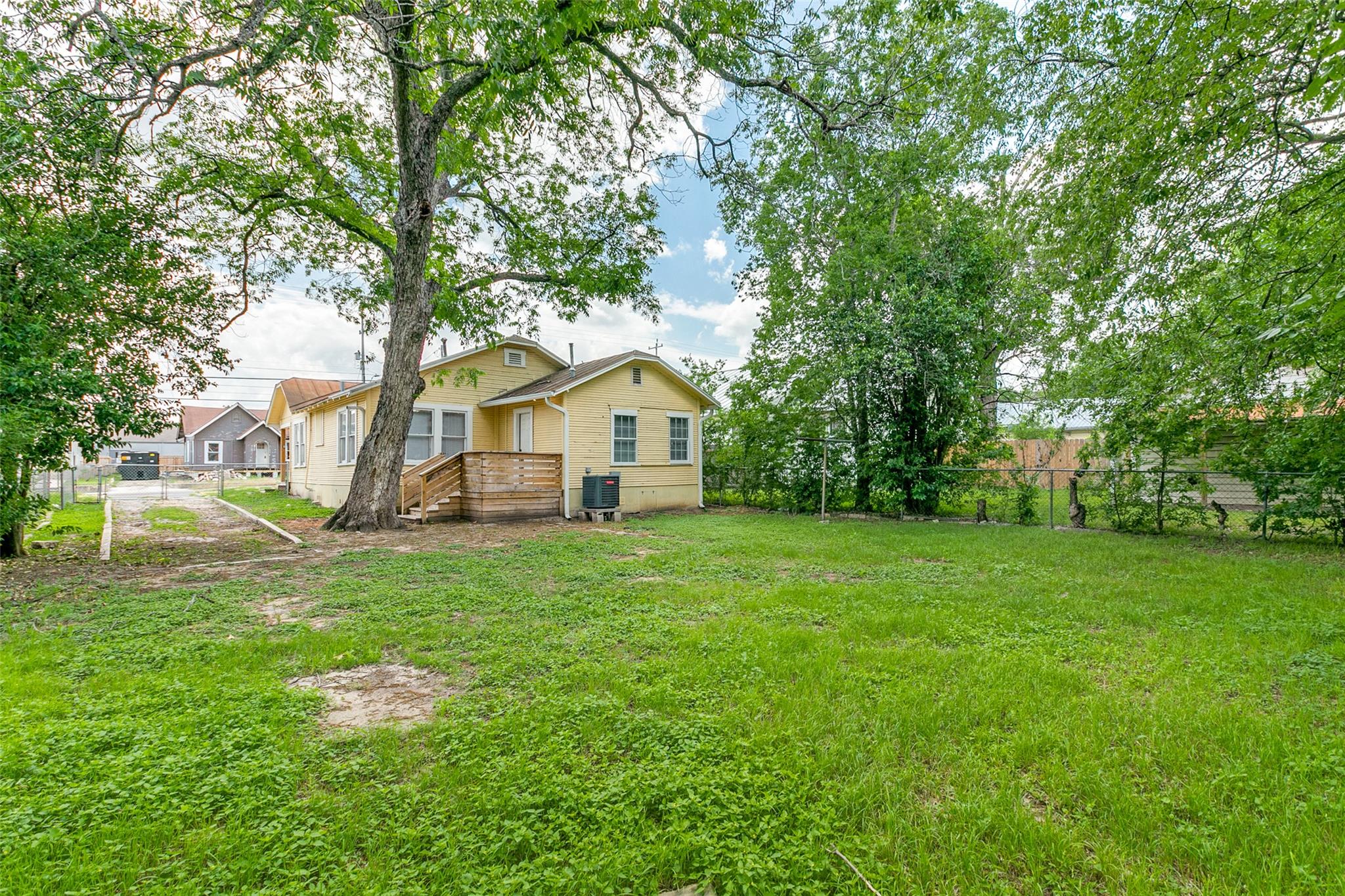 2447 E Houston St, San Antonio, TX 78202