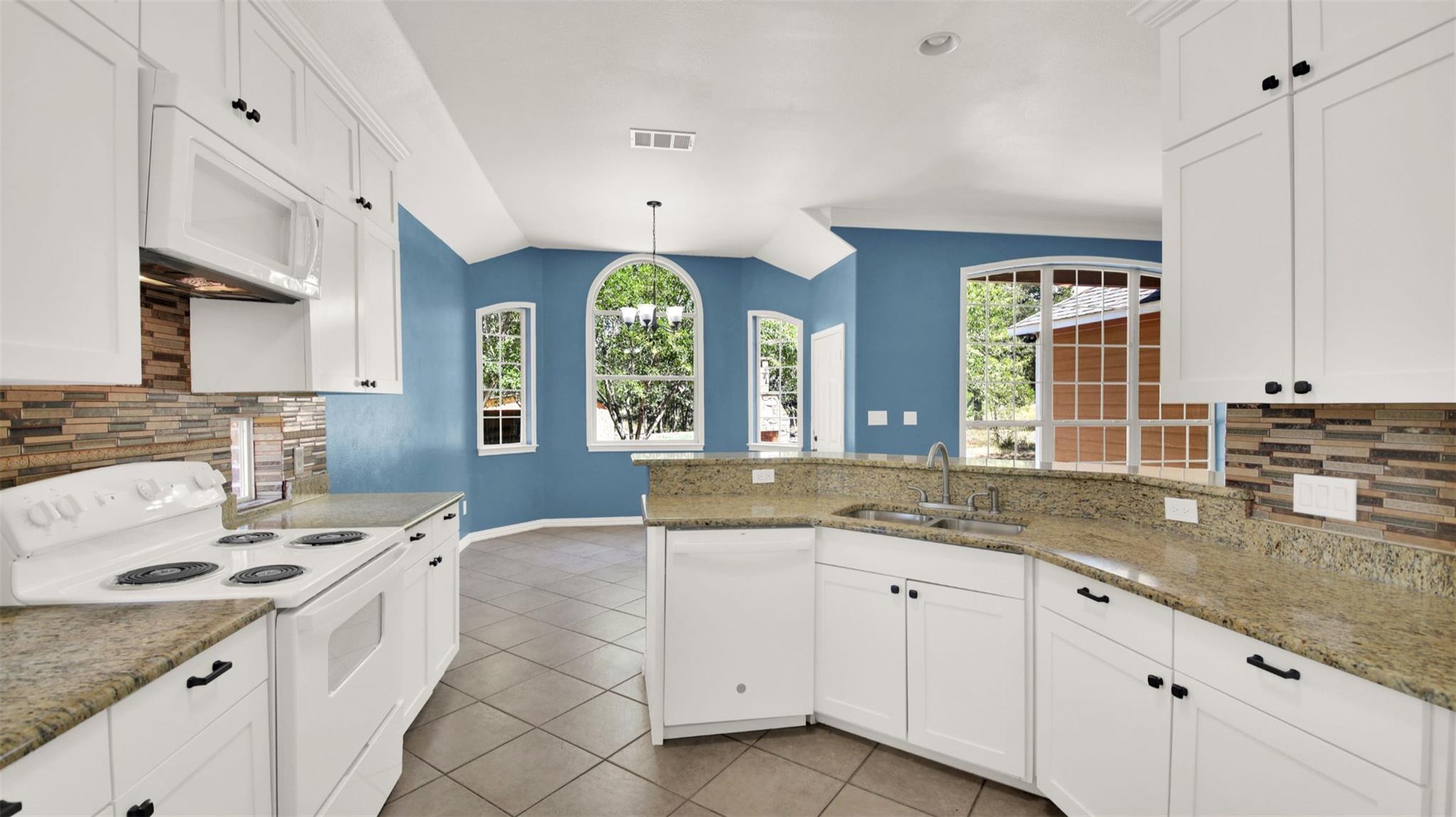 230 Heritage Oaks Dr, Cedar Creek, TX 78612