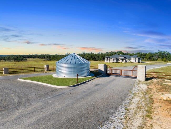 618 Windmill Ridge Dr, Blanco, TX 78606