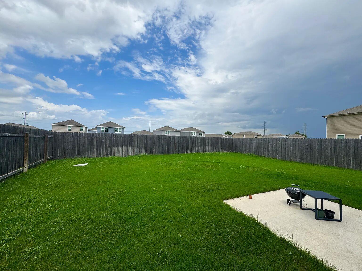 102 Gemsbok Dr, Hutto, TX 78634