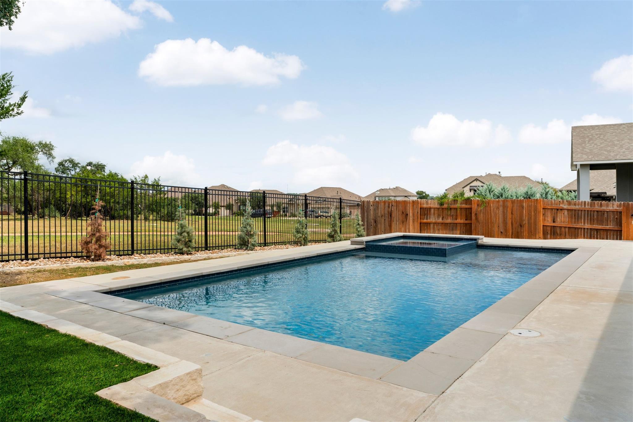 261 Double L Dr, Dripping Springs, TX 78620