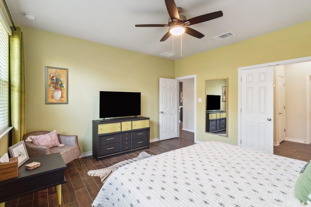 707 Eves Necklace Dr, Buda, TX 78610