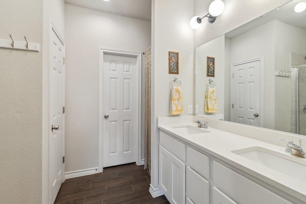 707 Eves Necklace Dr, Buda, TX 78610