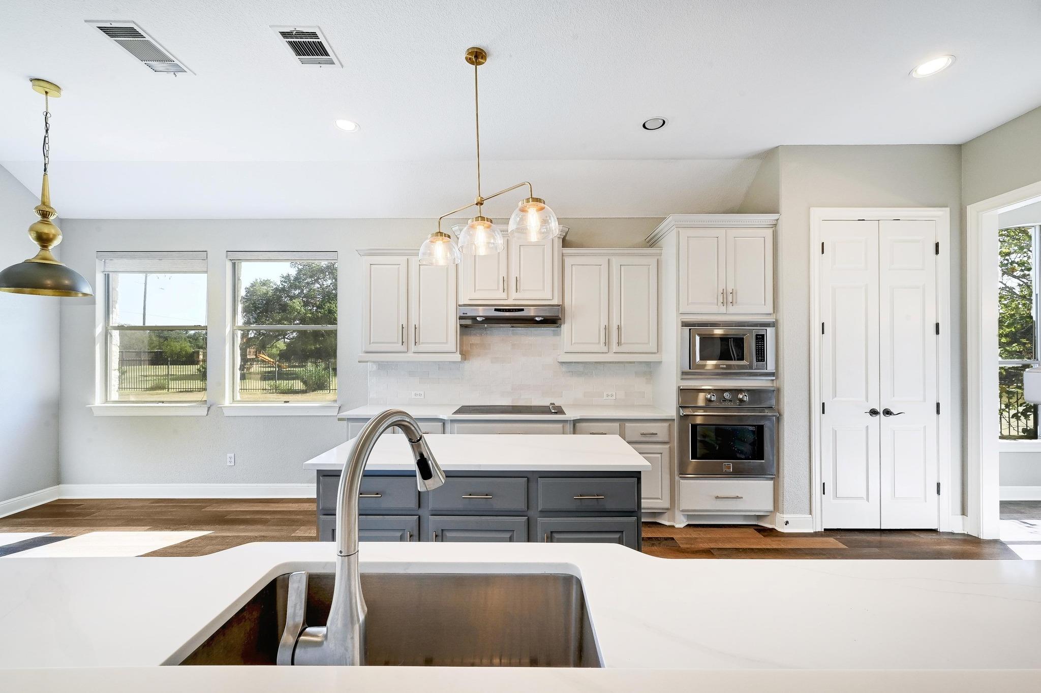 577 Shelf Rock Rd, Driftwood, TX 78619