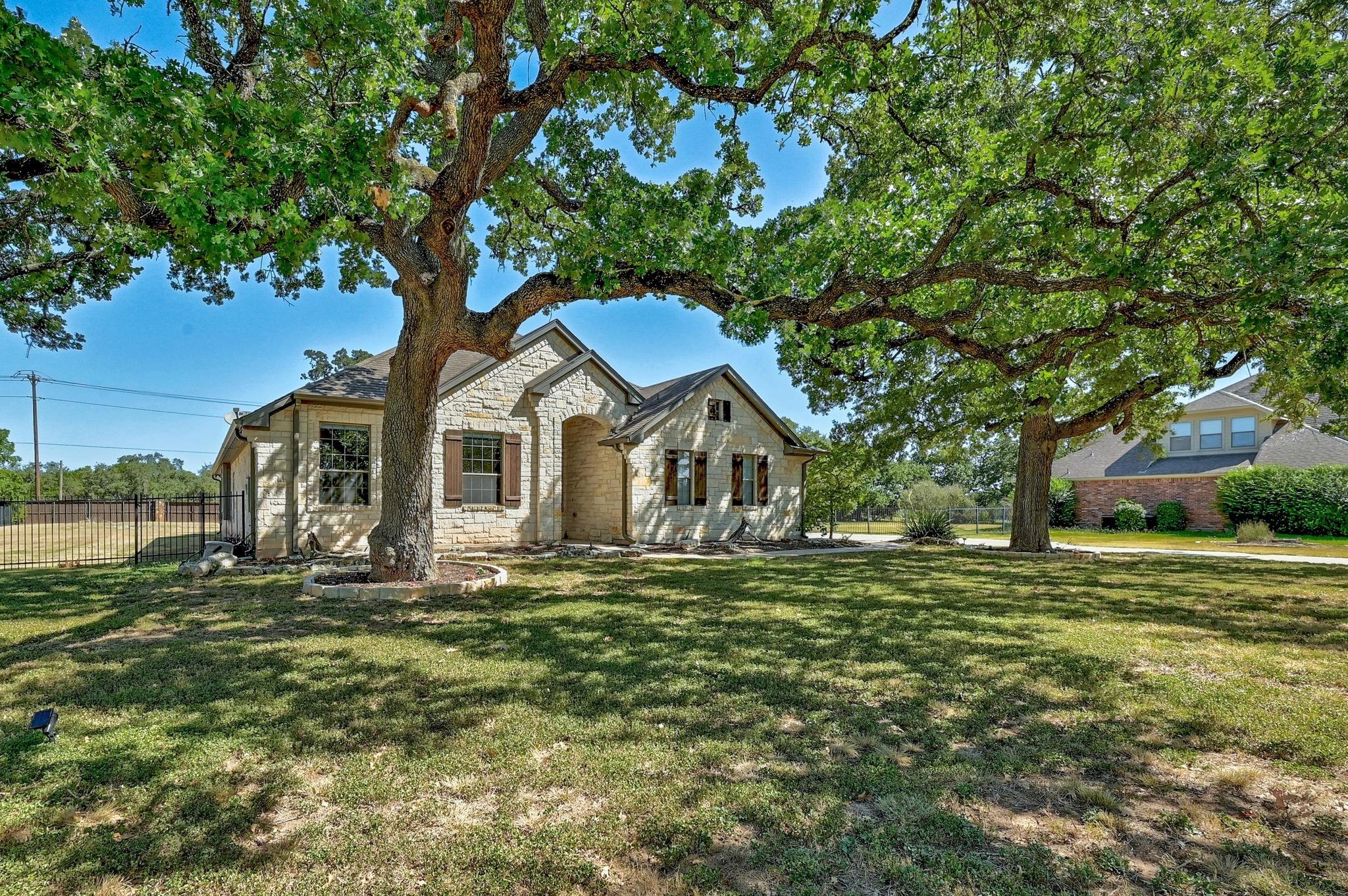577 Shelf Rock Rd, Driftwood, TX 78619