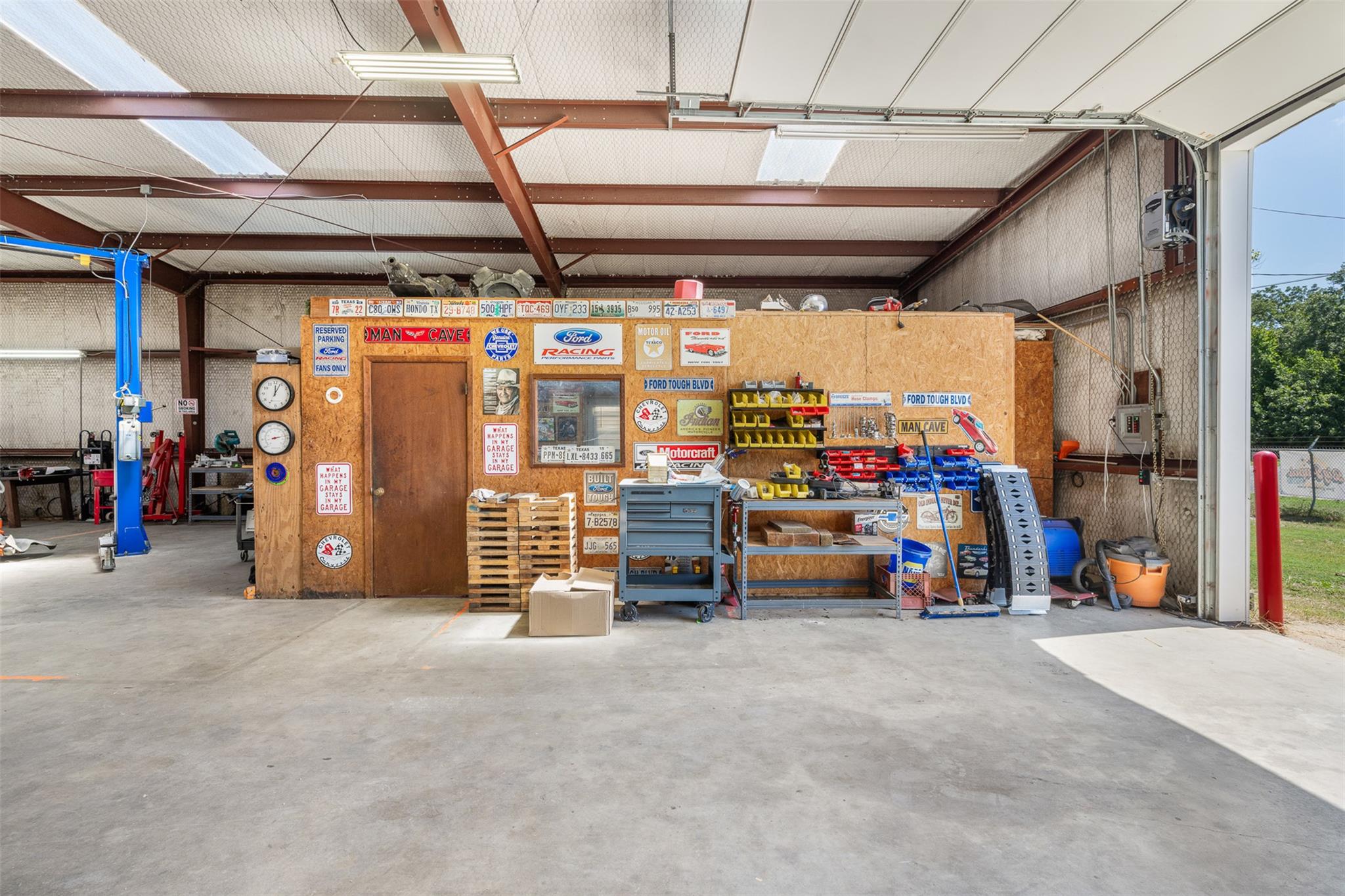 320 S Wilcox St, Rockdale, TX 76567