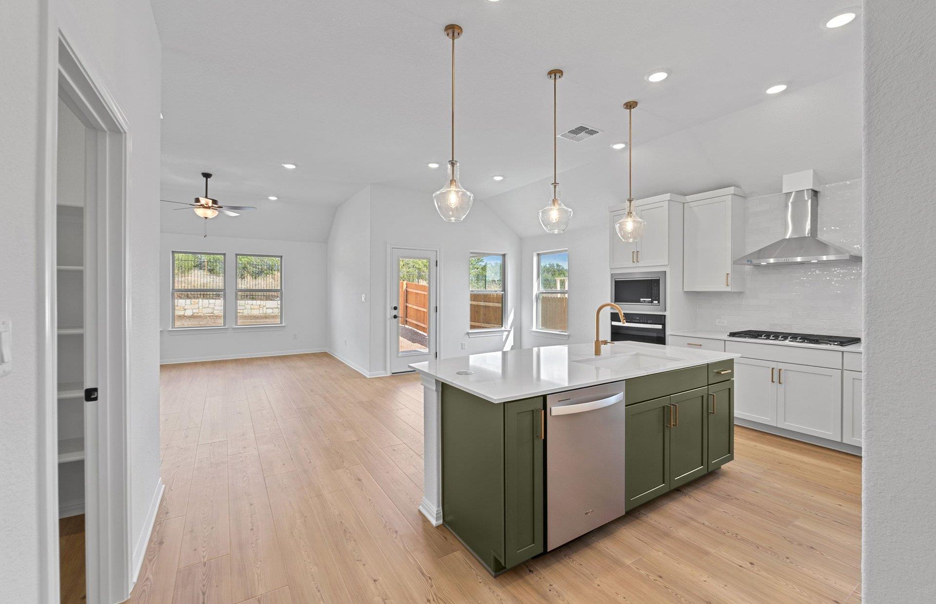 6913 Cliff Rose Dr, Spicewood, TX 78669