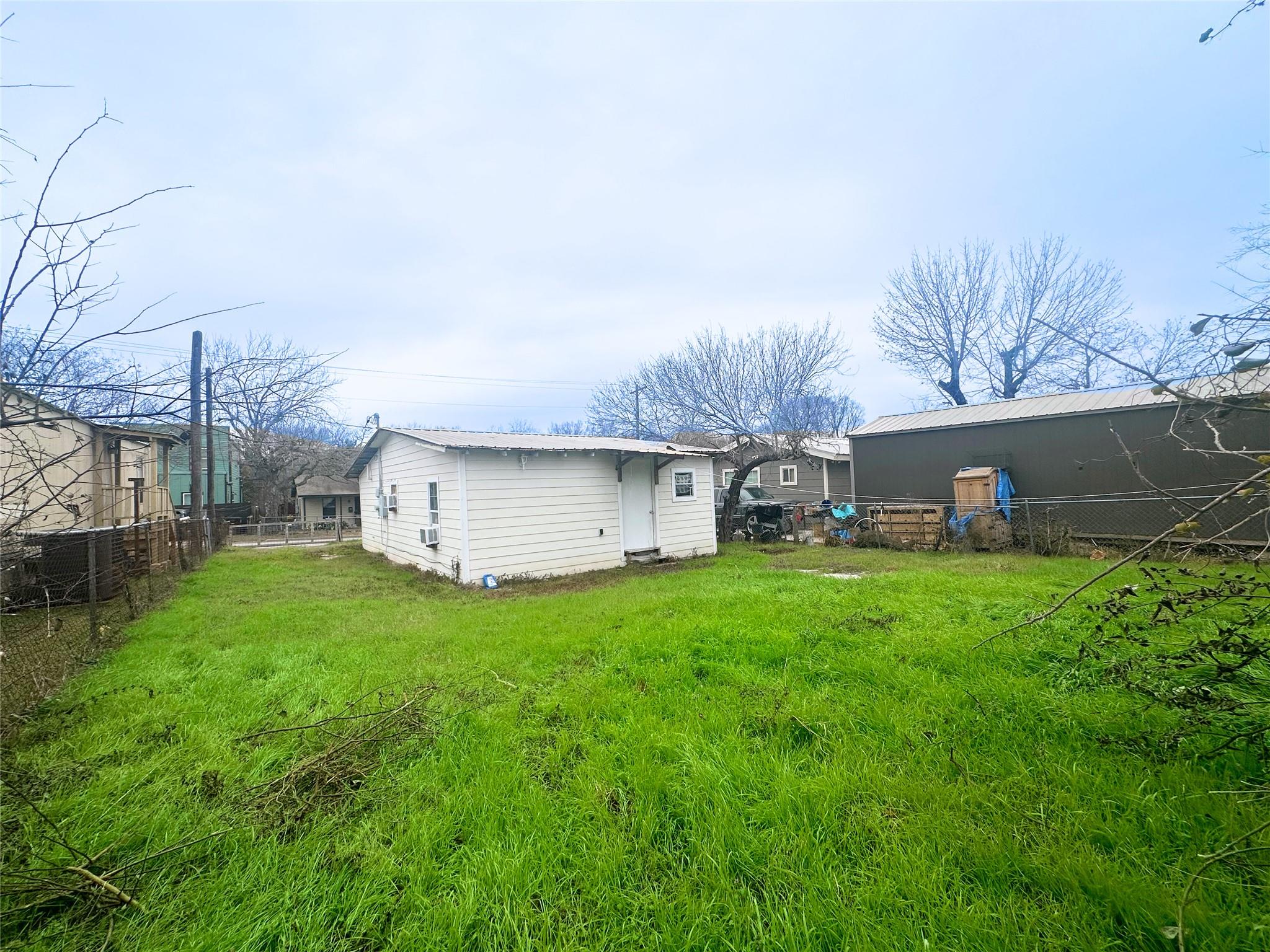 820 Chihuahua St, Lockhart, TX 78644