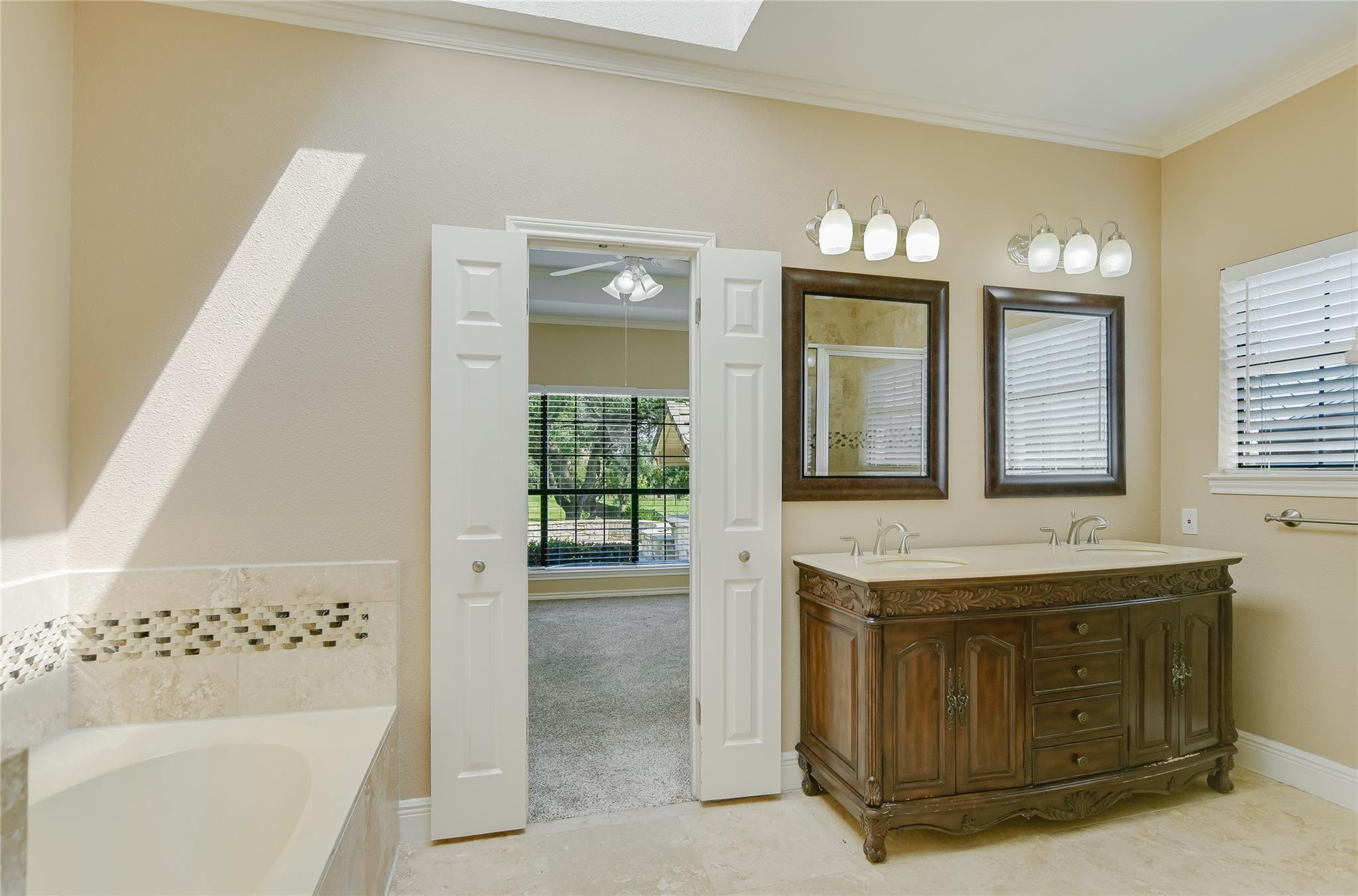 2104 Chipshot Ct, Spicewood, TX 78669