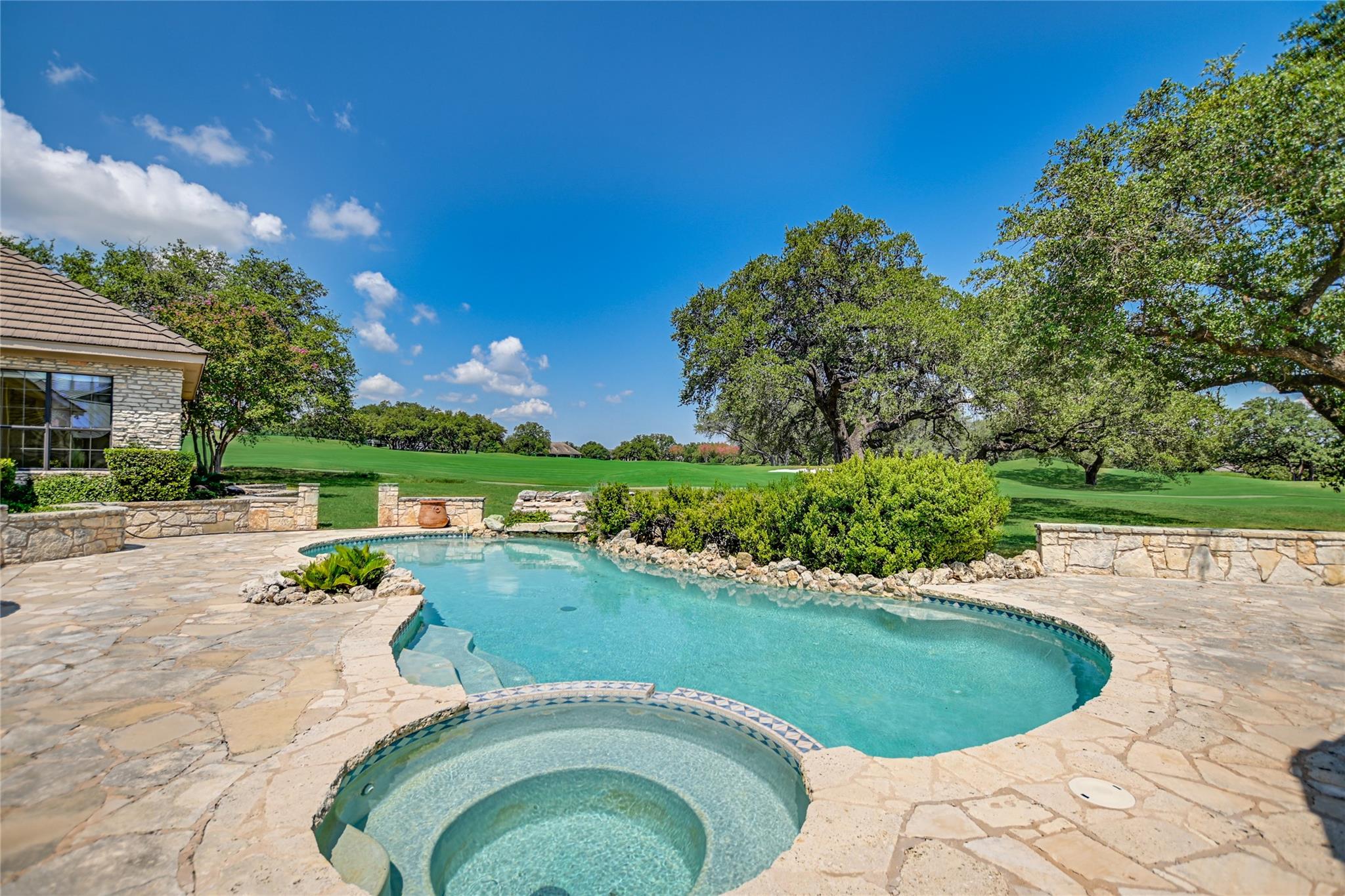 2104 Chipshot Ct, Spicewood, TX 78669