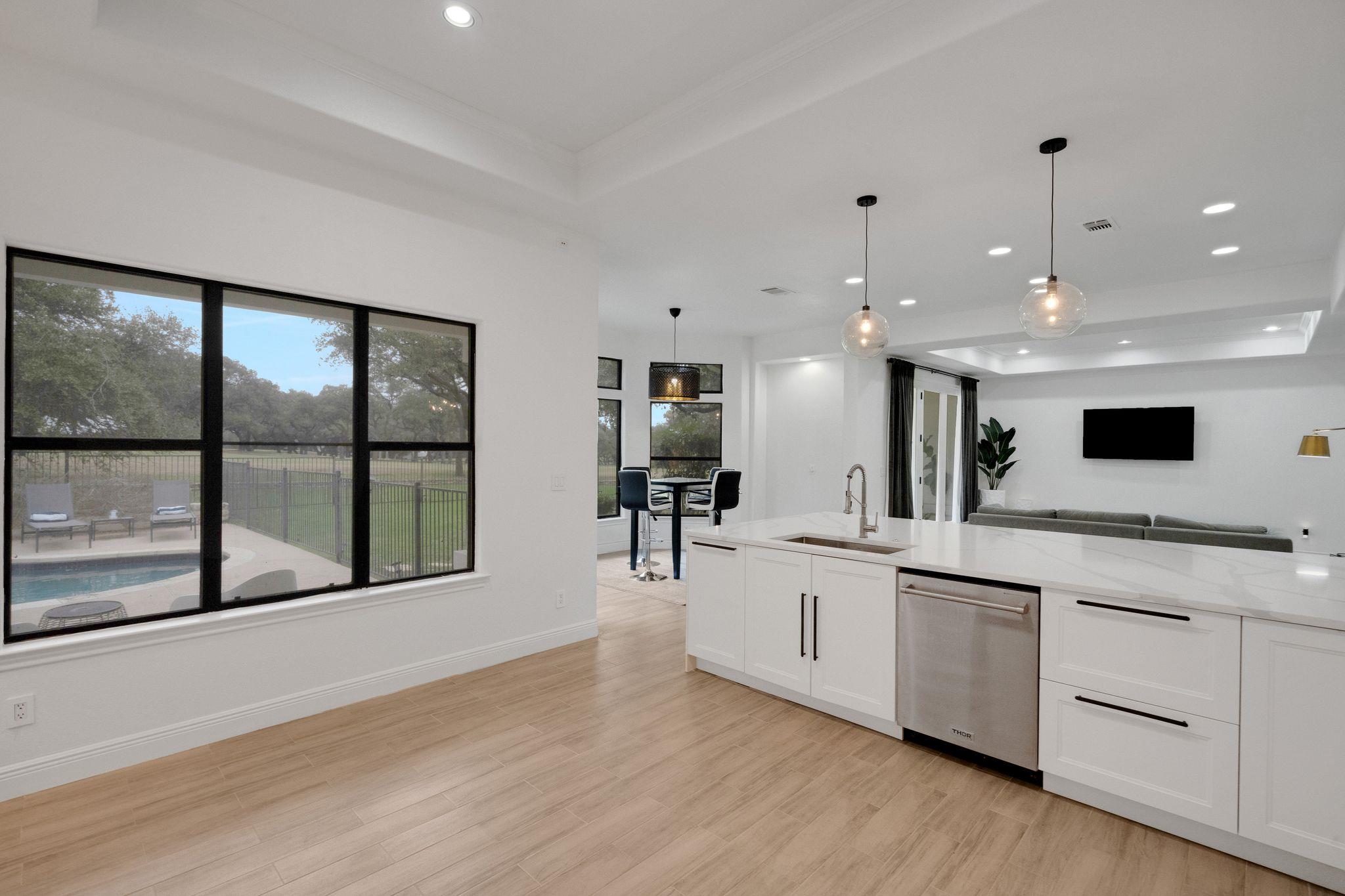 608 Lakeway Dr, Lakeway, TX 78734