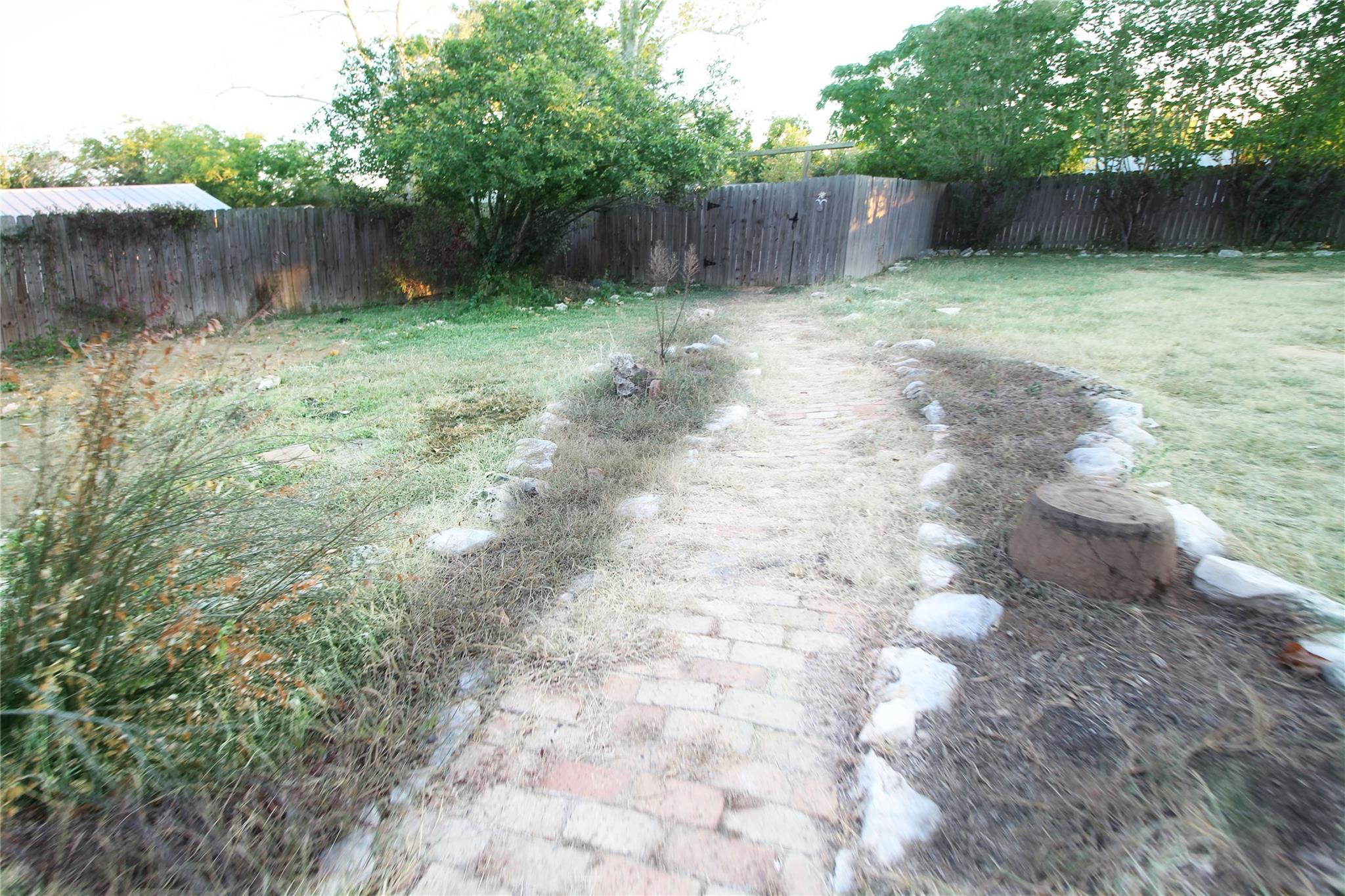 327 W Mulberry St, Fredericksburg, TX 78624