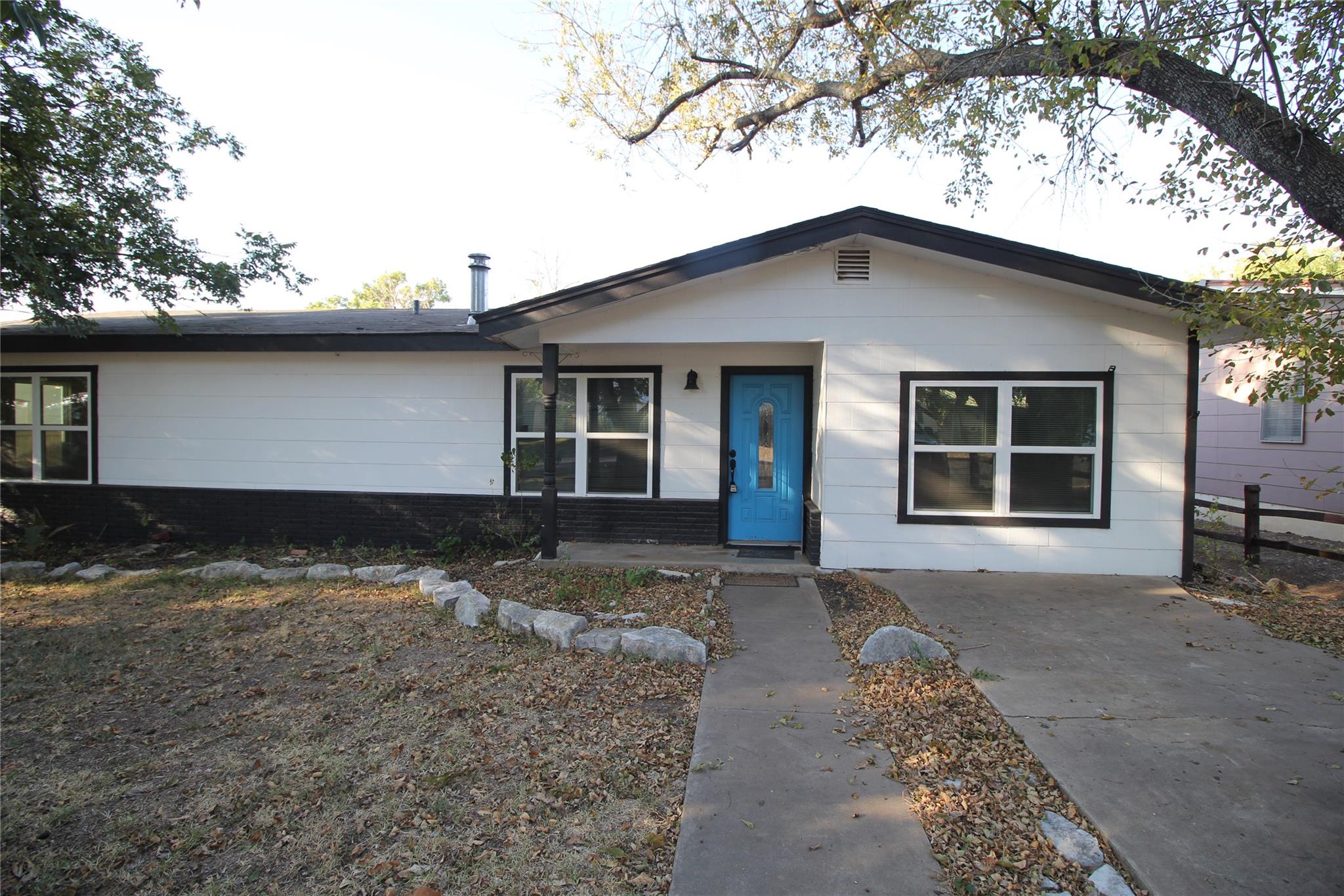 327 W Mulberry St, Fredericksburg, TX 78624