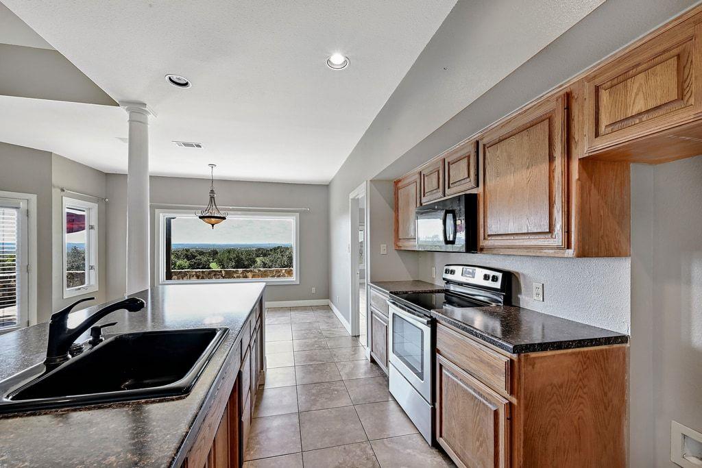 1607 Clubhouse Hill Dr, Spicewood, TX 78669