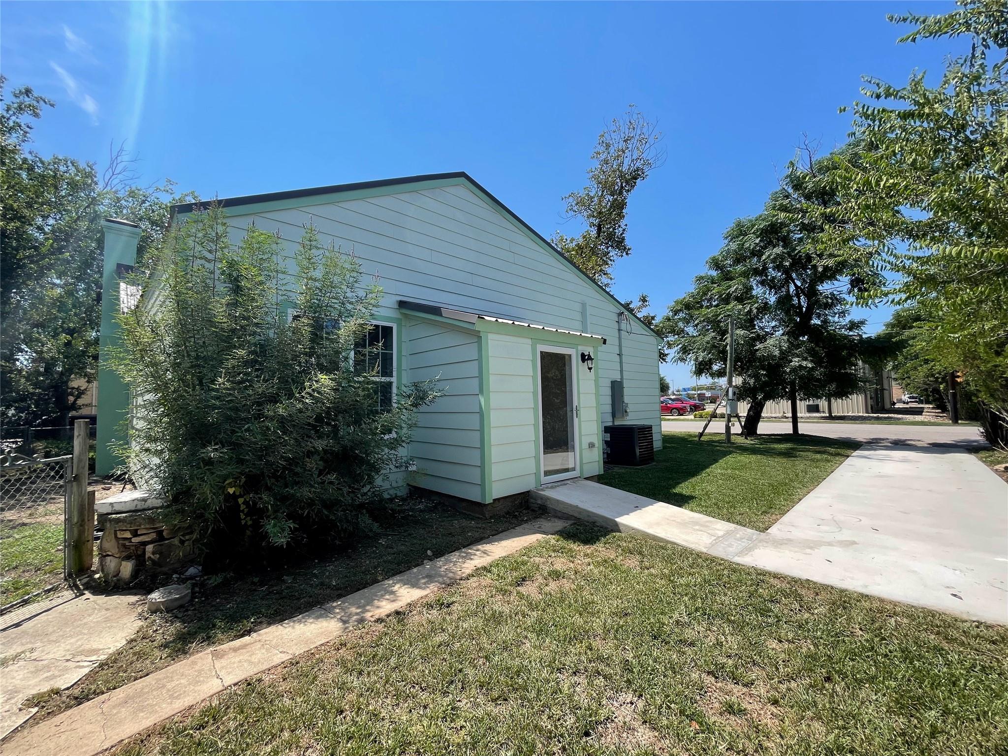 201 E 6th St, Lampasas, TX 76550