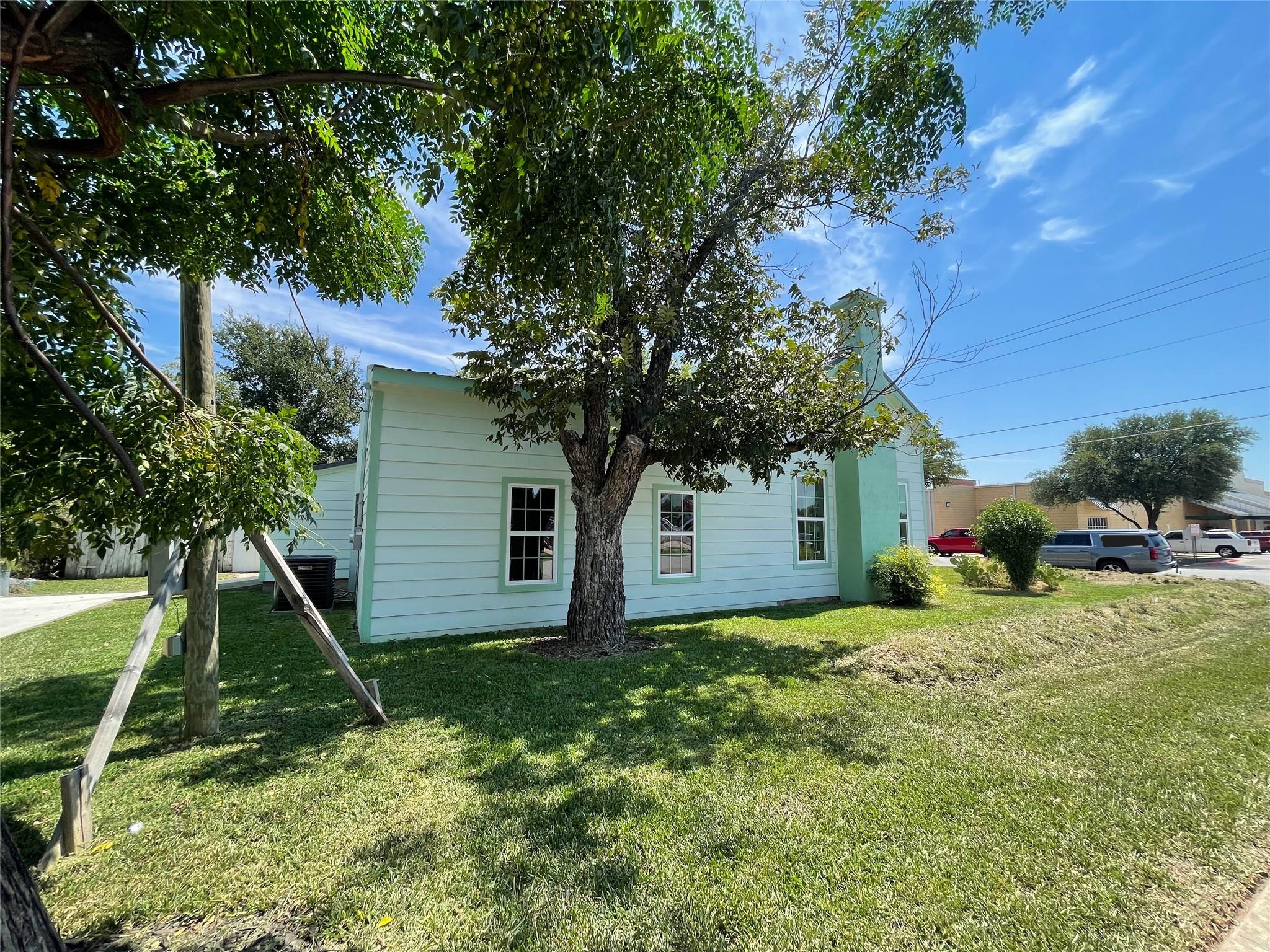 201 E 6th St, Lampasas, TX 76550