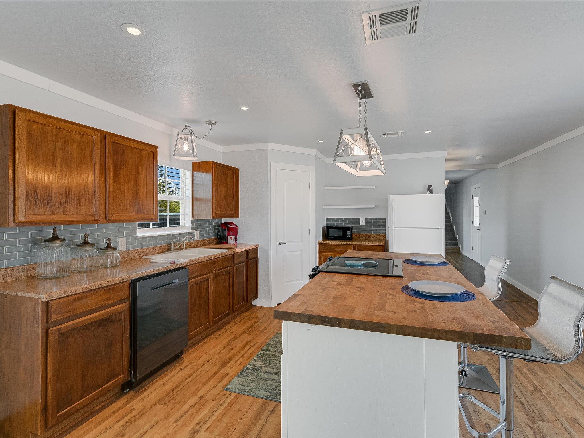 155 Travis Ln, Spicewood, TX 78669