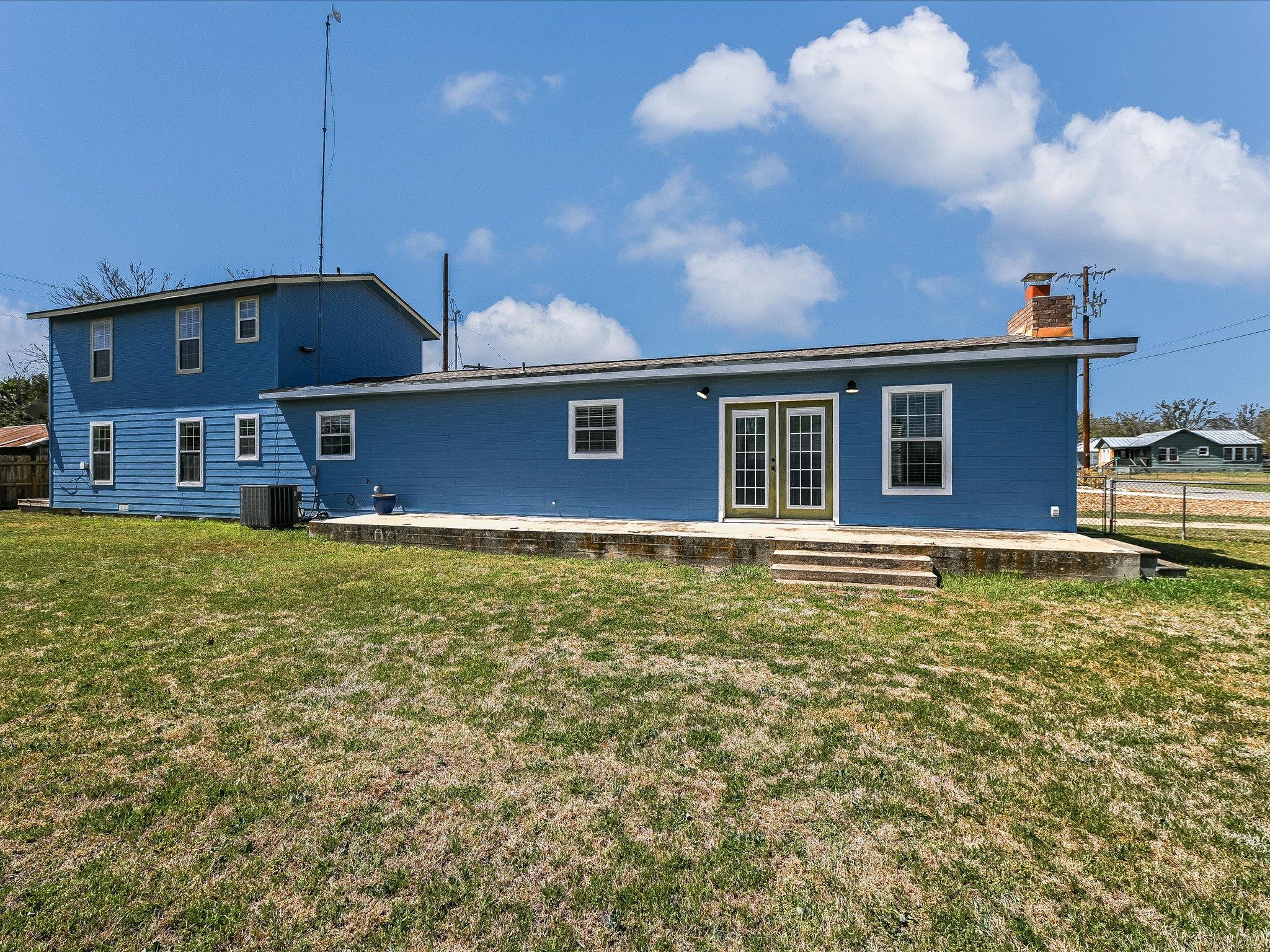 155 Travis Ln, Spicewood, TX 78669