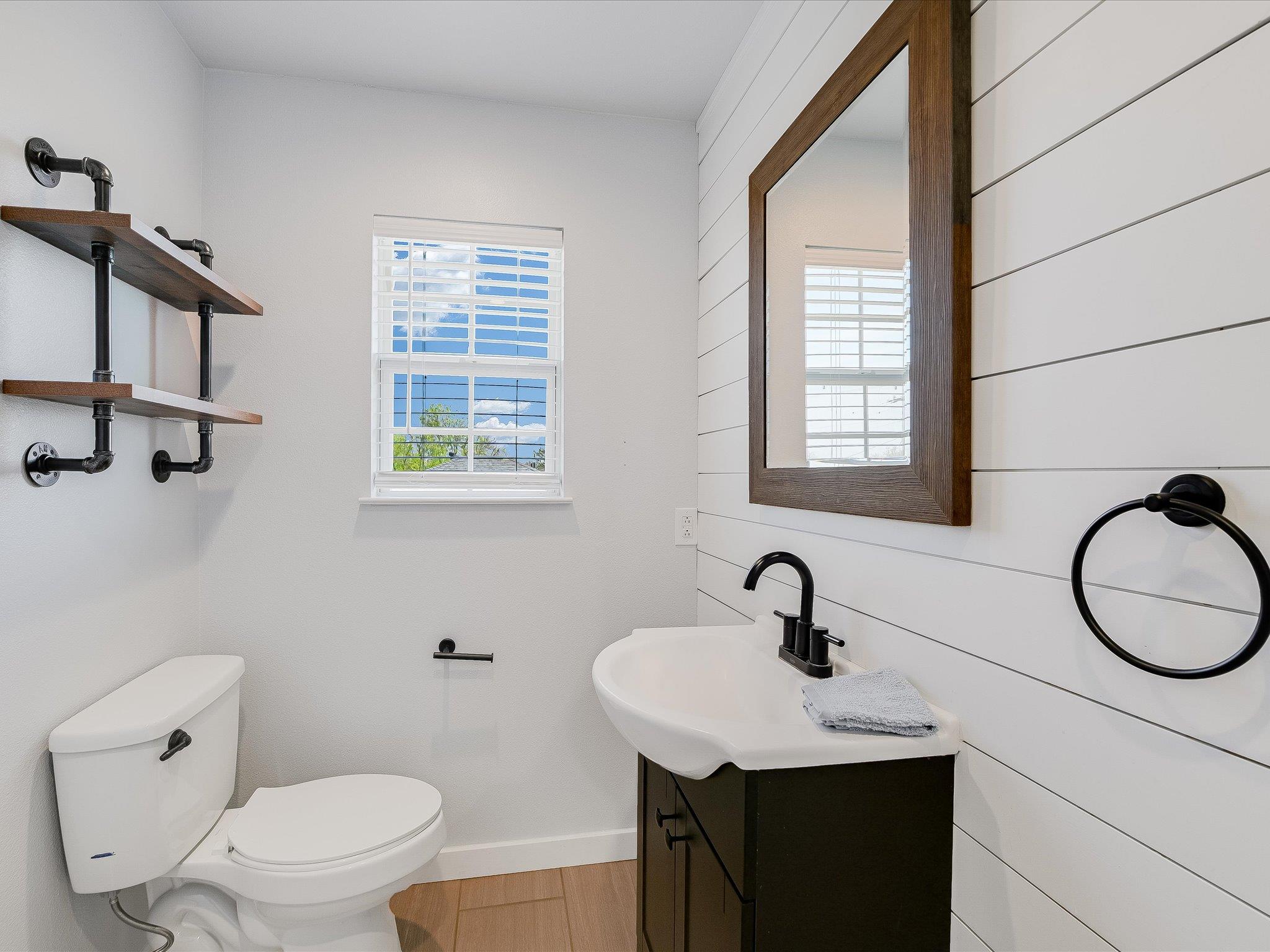 155 Travis Ln, Spicewood, TX 78669