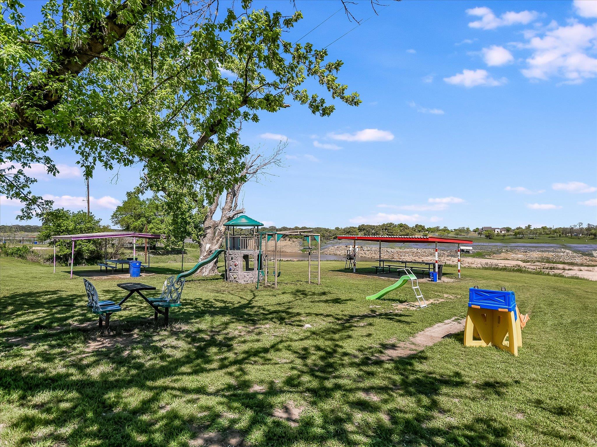 223 Golf Course Dr, Spicewood, TX 78669